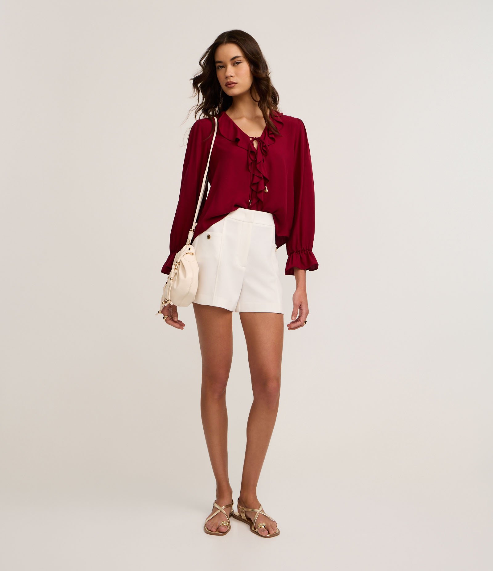 Blusa em Viscose com Babados no Decote e Punho Vermelho 2