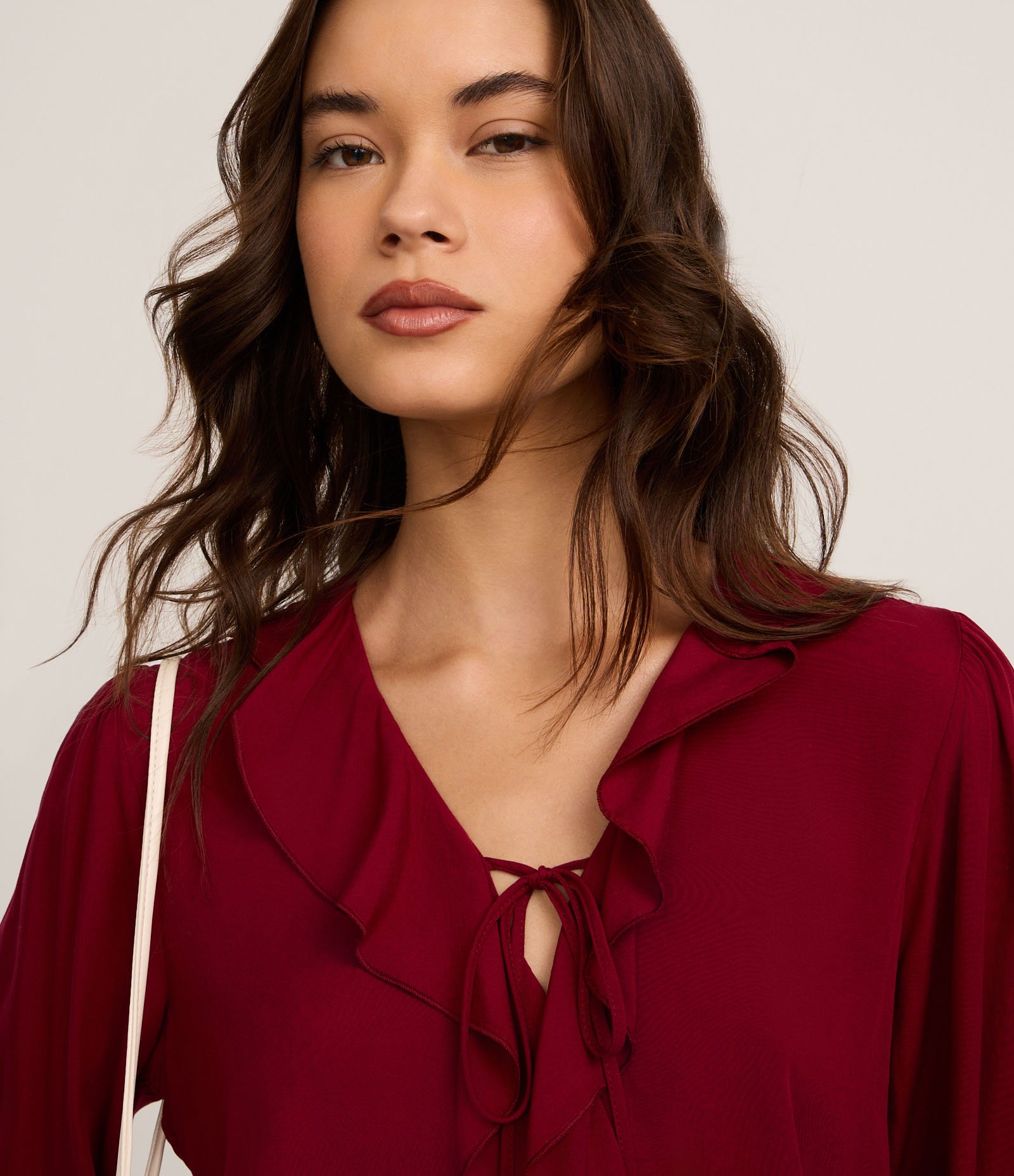 Blusa em Viscose com Babados no Decote e Punho Vermelho 3