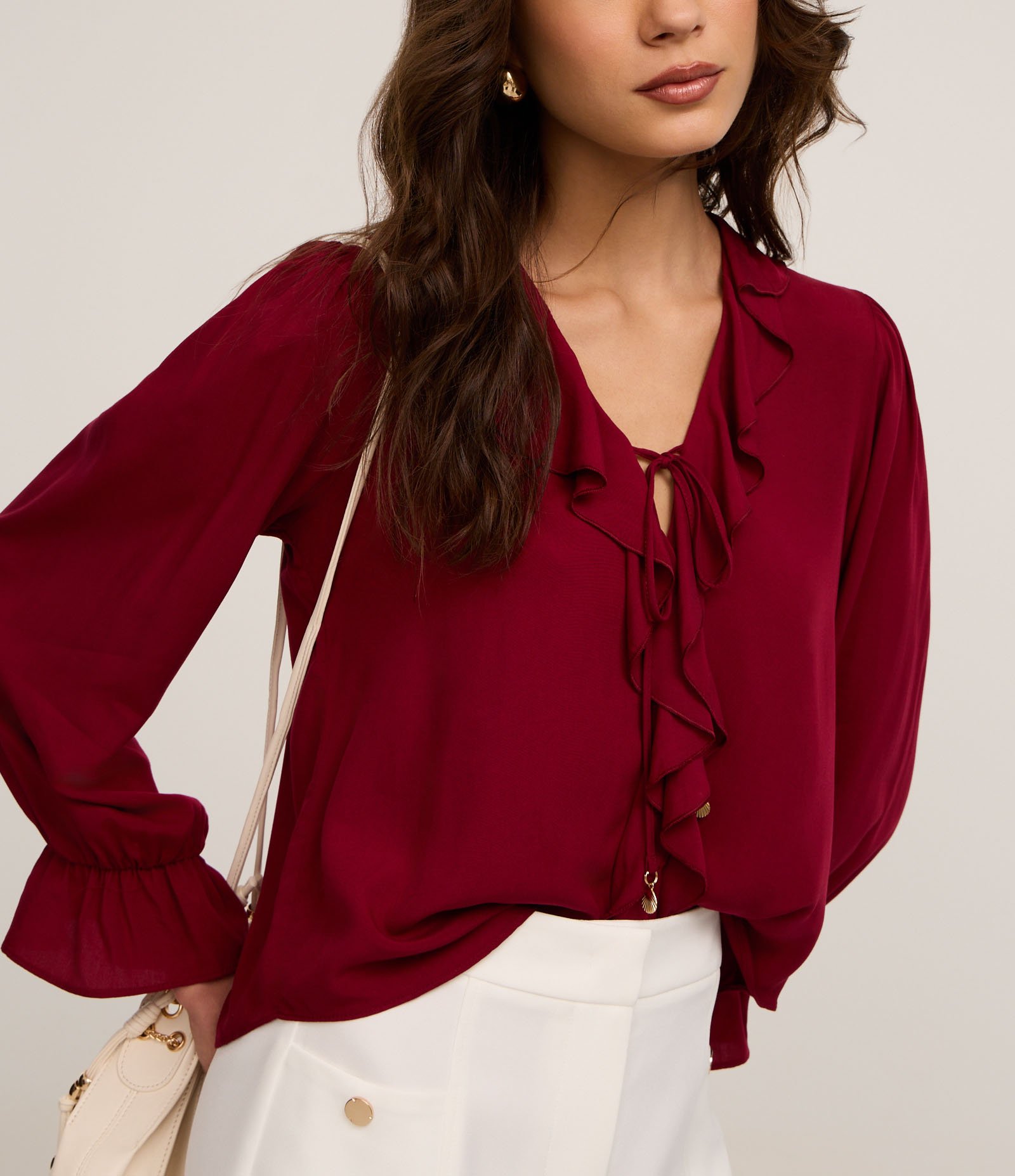 Blusa em Viscose com Babados no Decote e Punho Vermelho 4