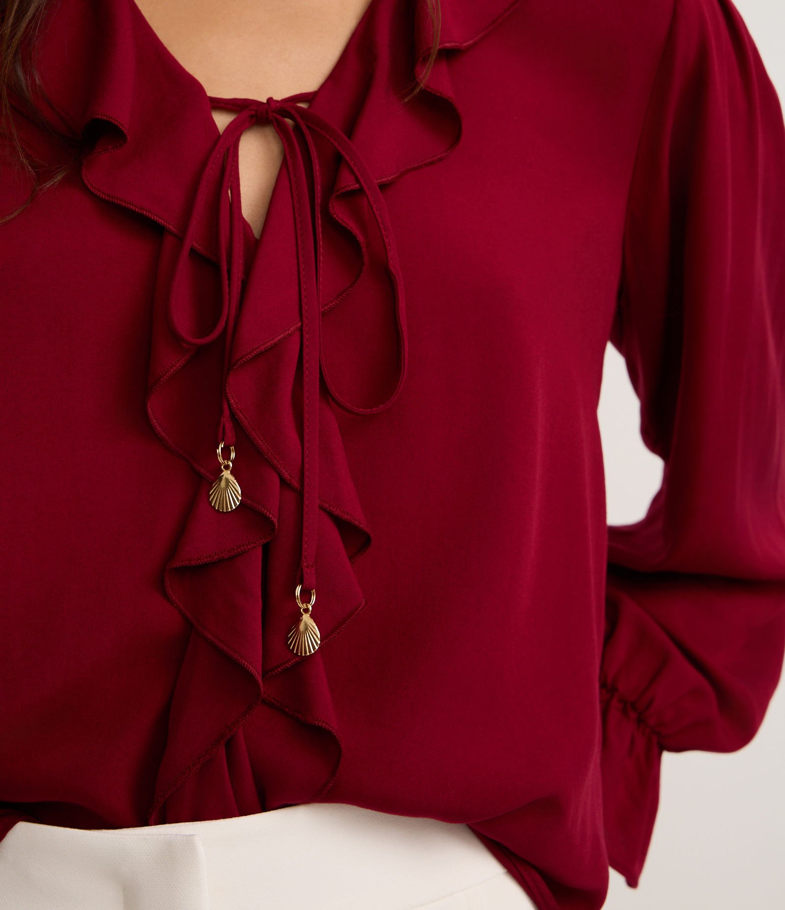 Blusa em Viscose com Babados no Decote e Punho Vermelho 5
