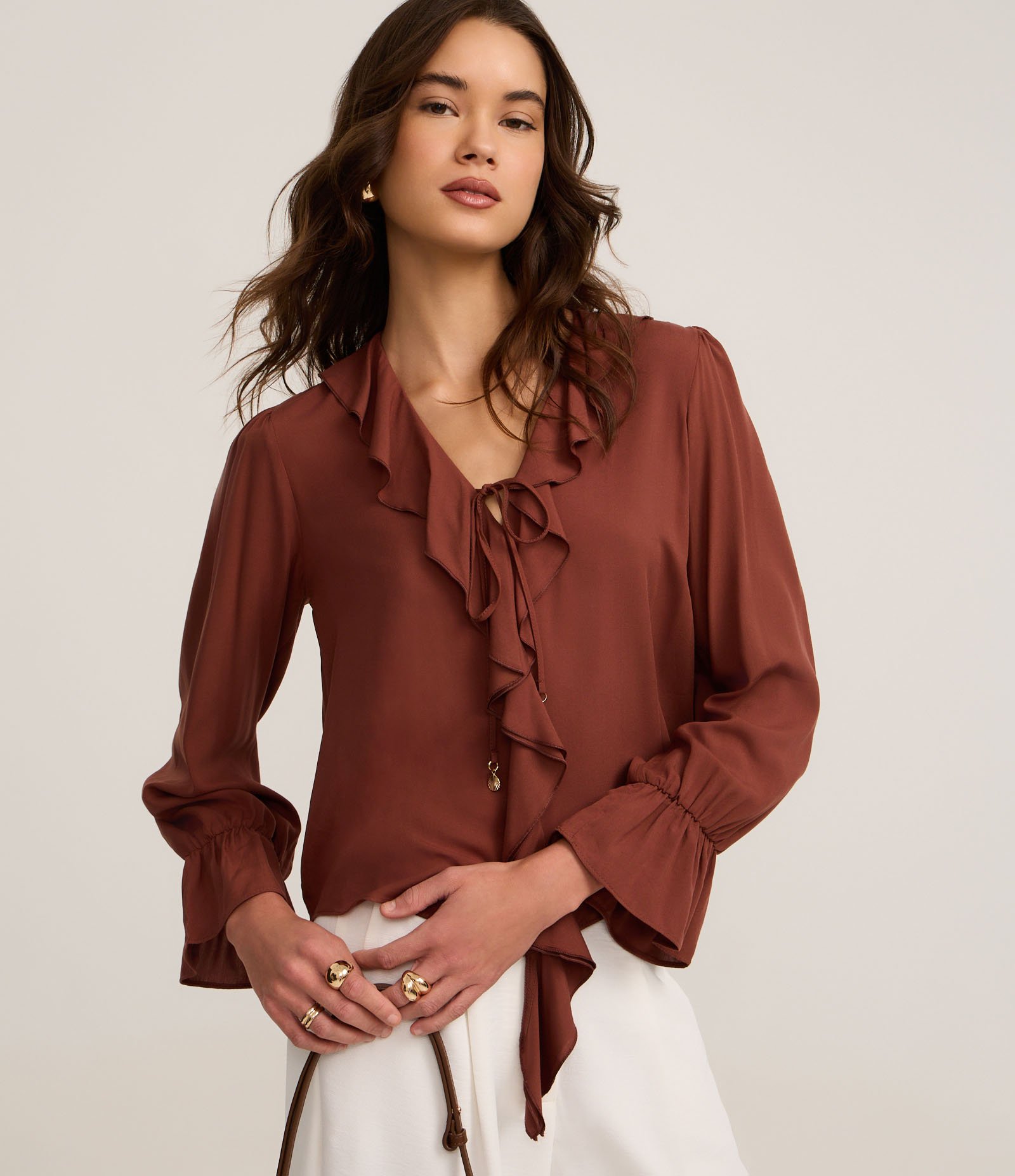 Blusa em Viscose com Babados no Decote e Punho Marrom 2