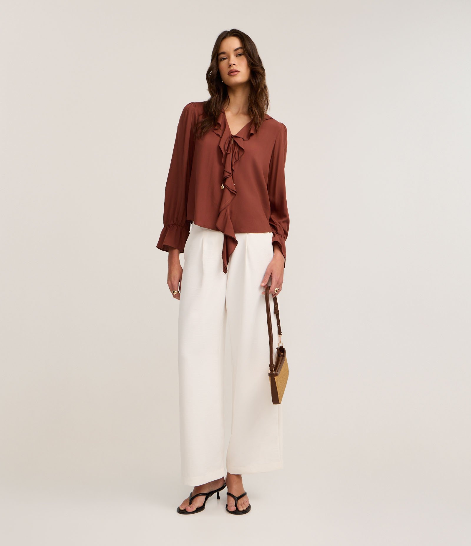 Blusa em Viscose com Babados no Decote e Punho Marrom 3