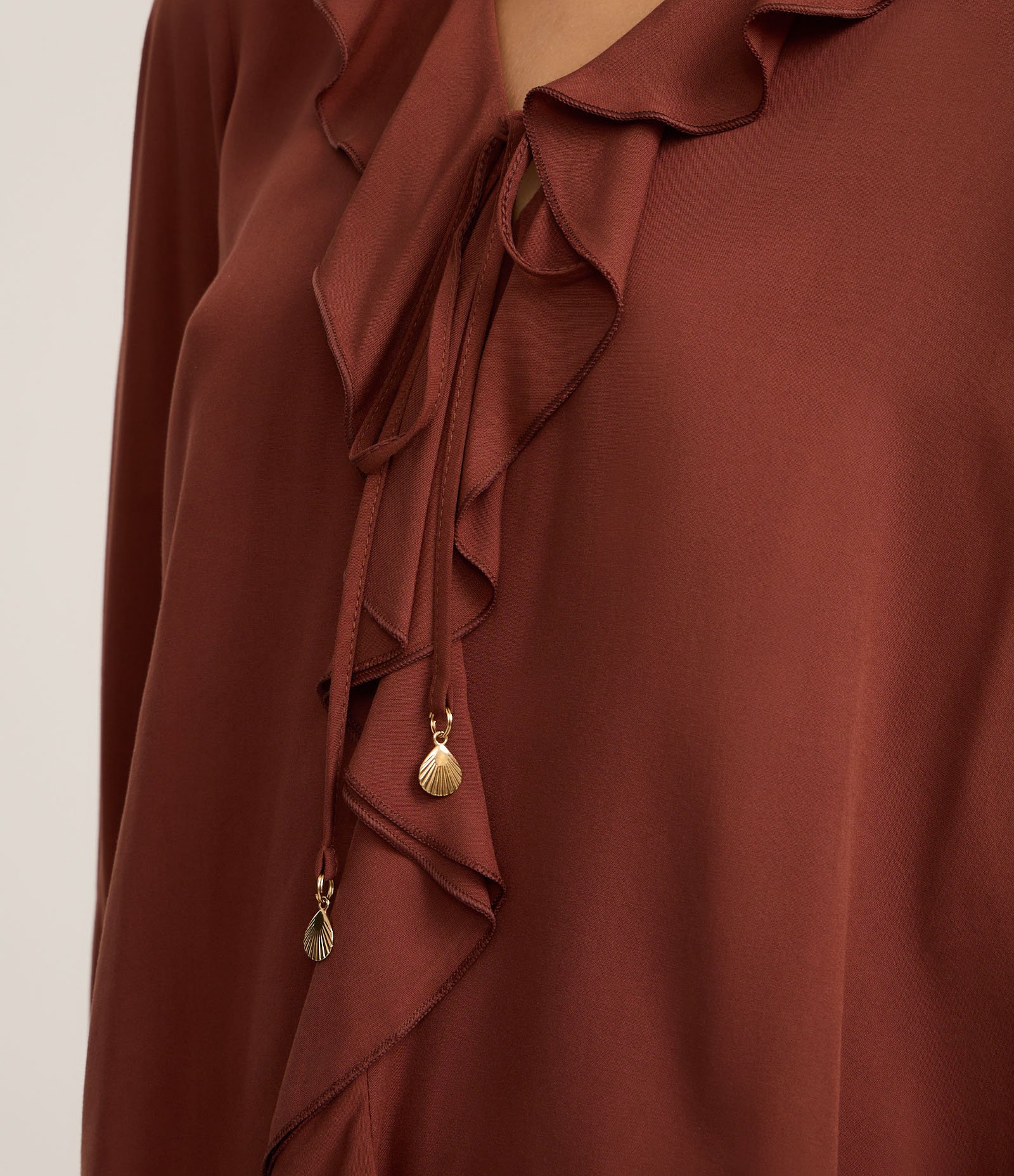 Blusa em Viscose com Babados no Decote e Punho Marrom 5