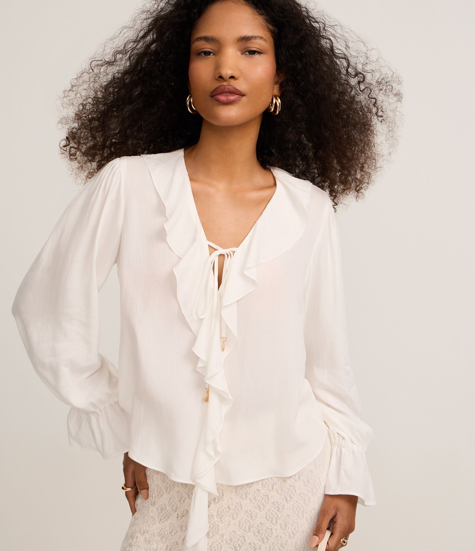 Blusa em Viscose com Babados no Decote e Punho Off White 1