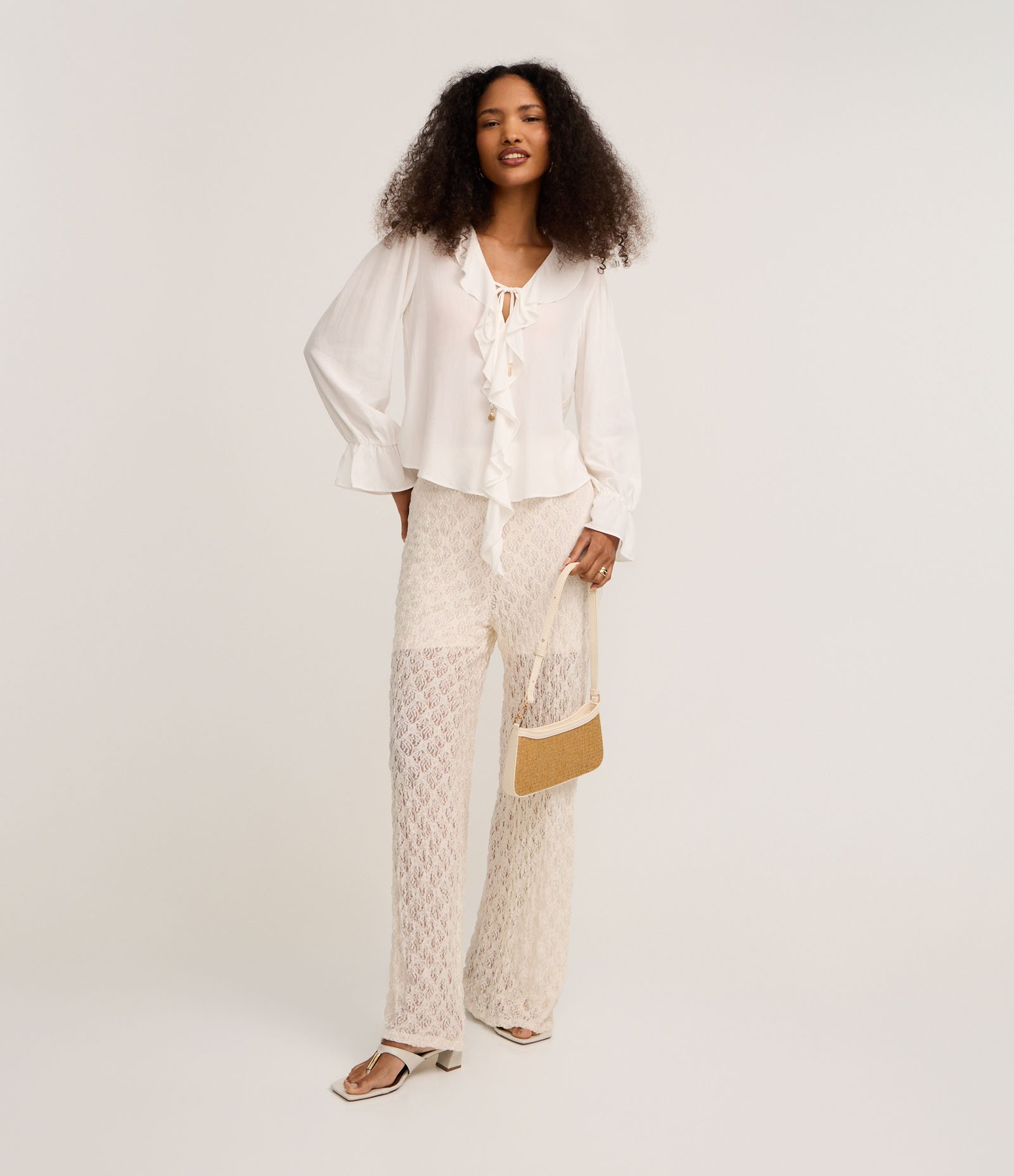 Blusa em Viscose com Babados no Decote e Punho Off White 2