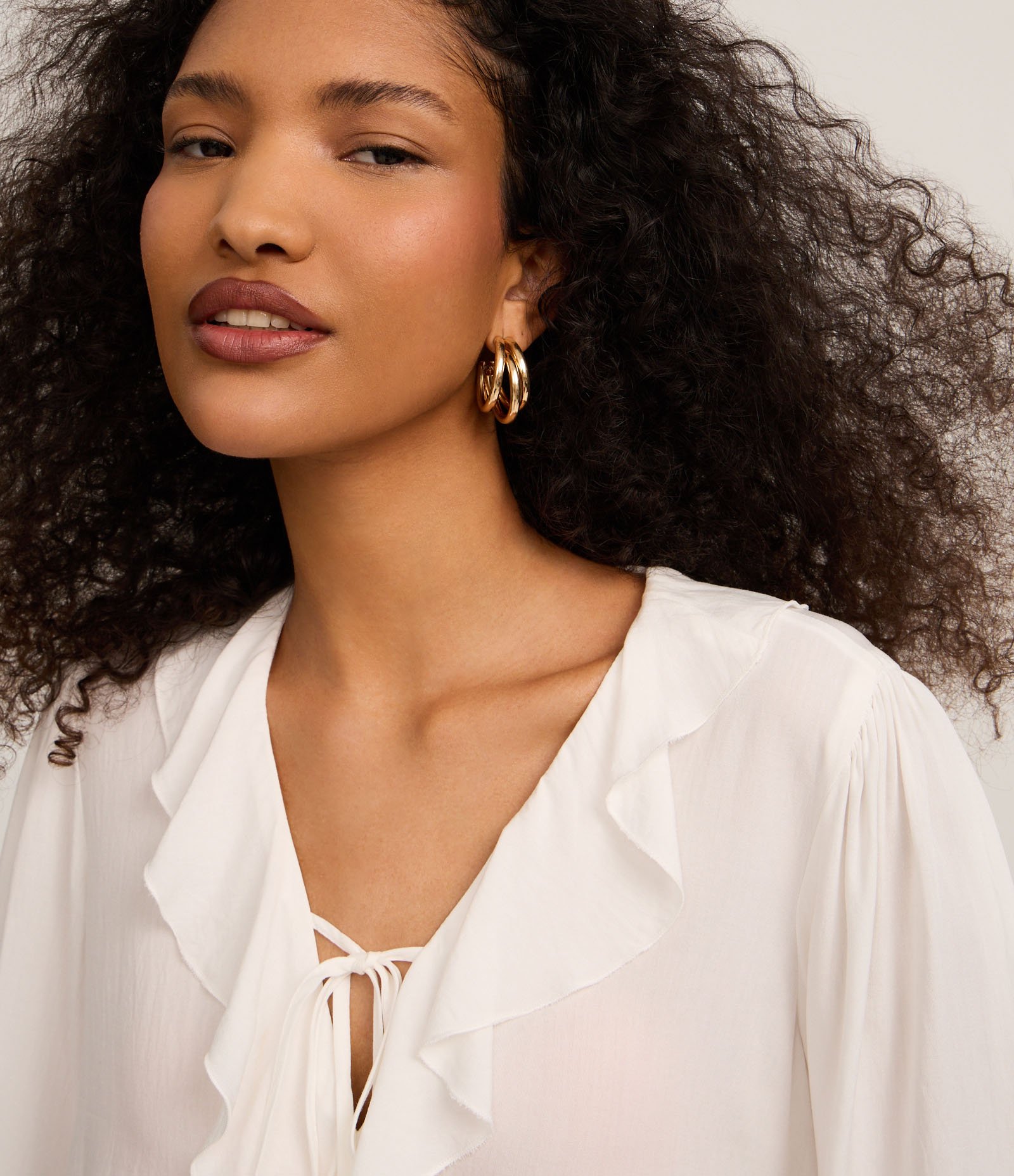 Blusa em Viscose com Babados no Decote e Punho Off White 3