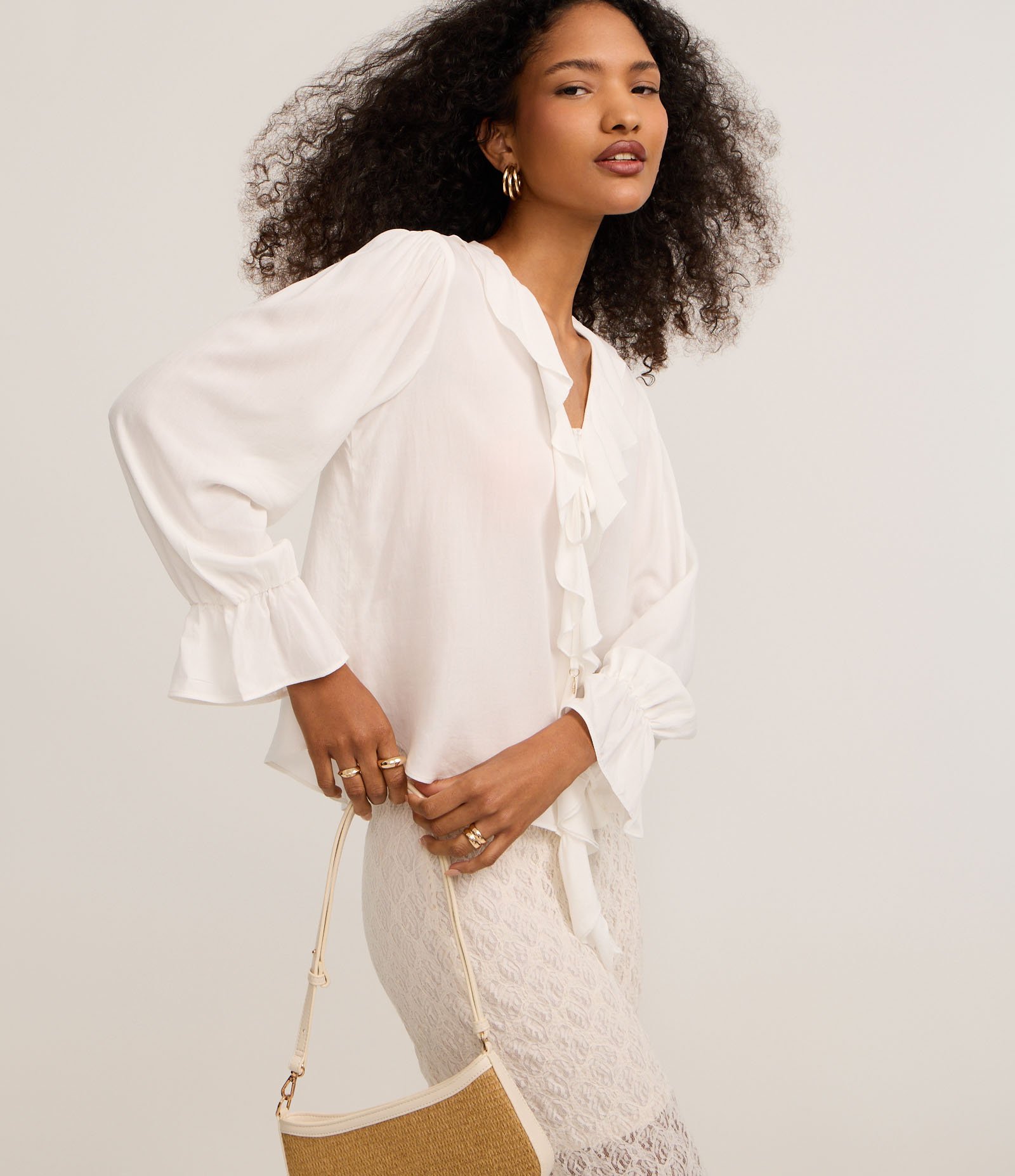 Blusa em Viscose com Babados no Decote e Punho Off White 4