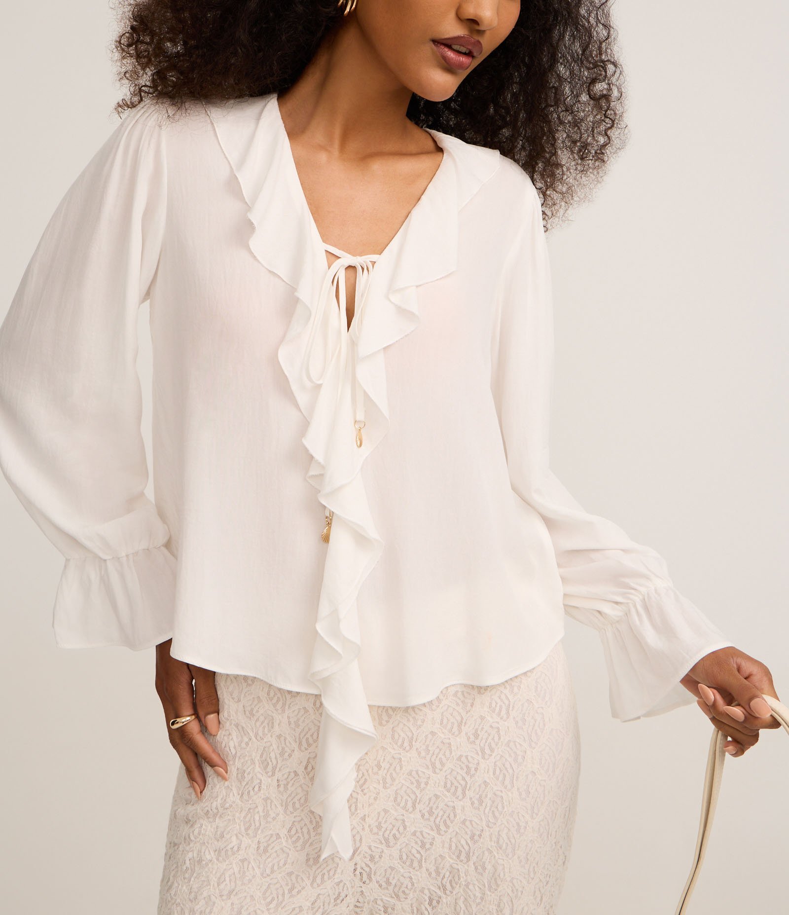 Blusa em Viscose com Babados no Decote e Punho Off White 5