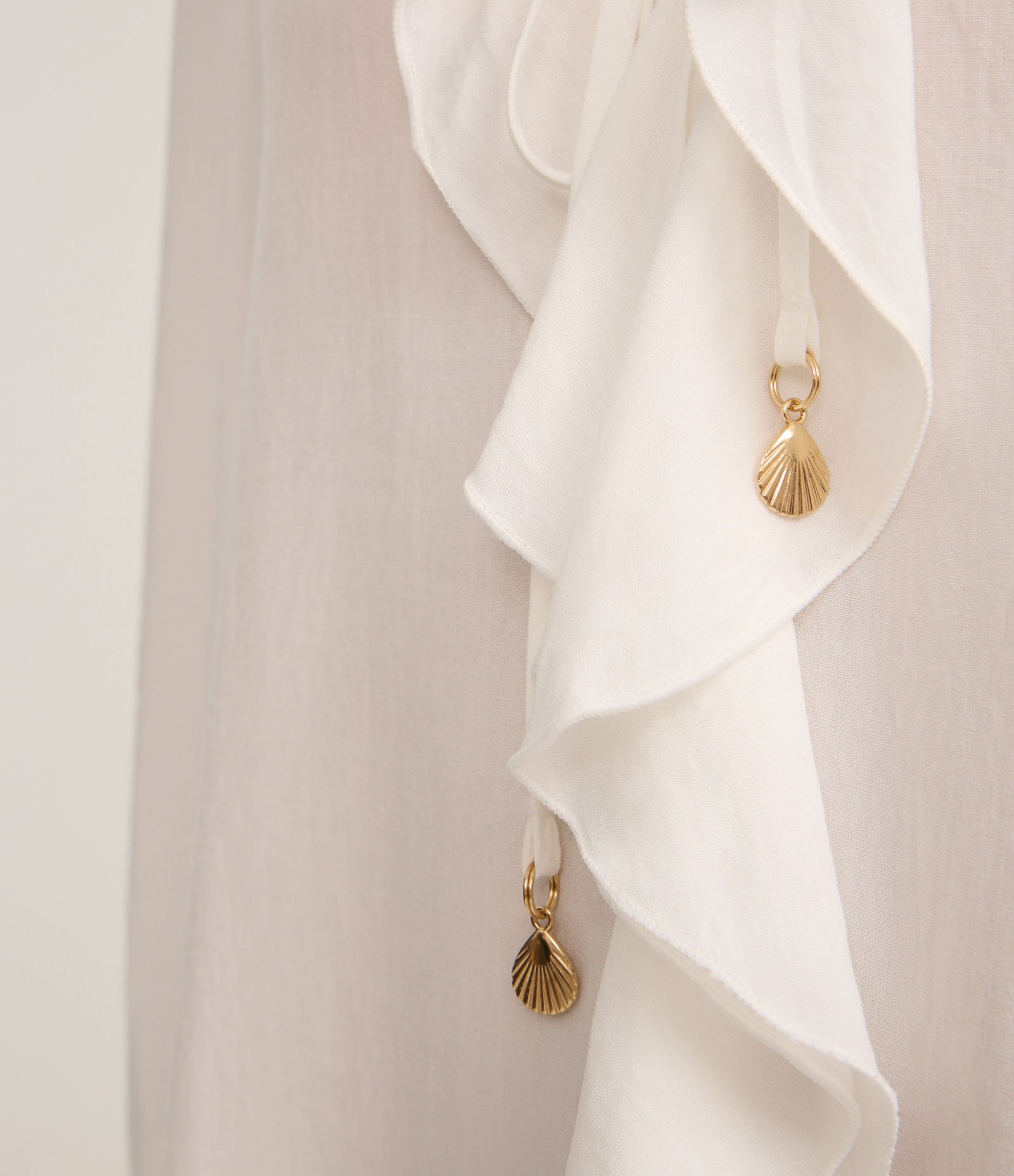 Blusa em Viscose com Babados no Decote e Punho Off White 6