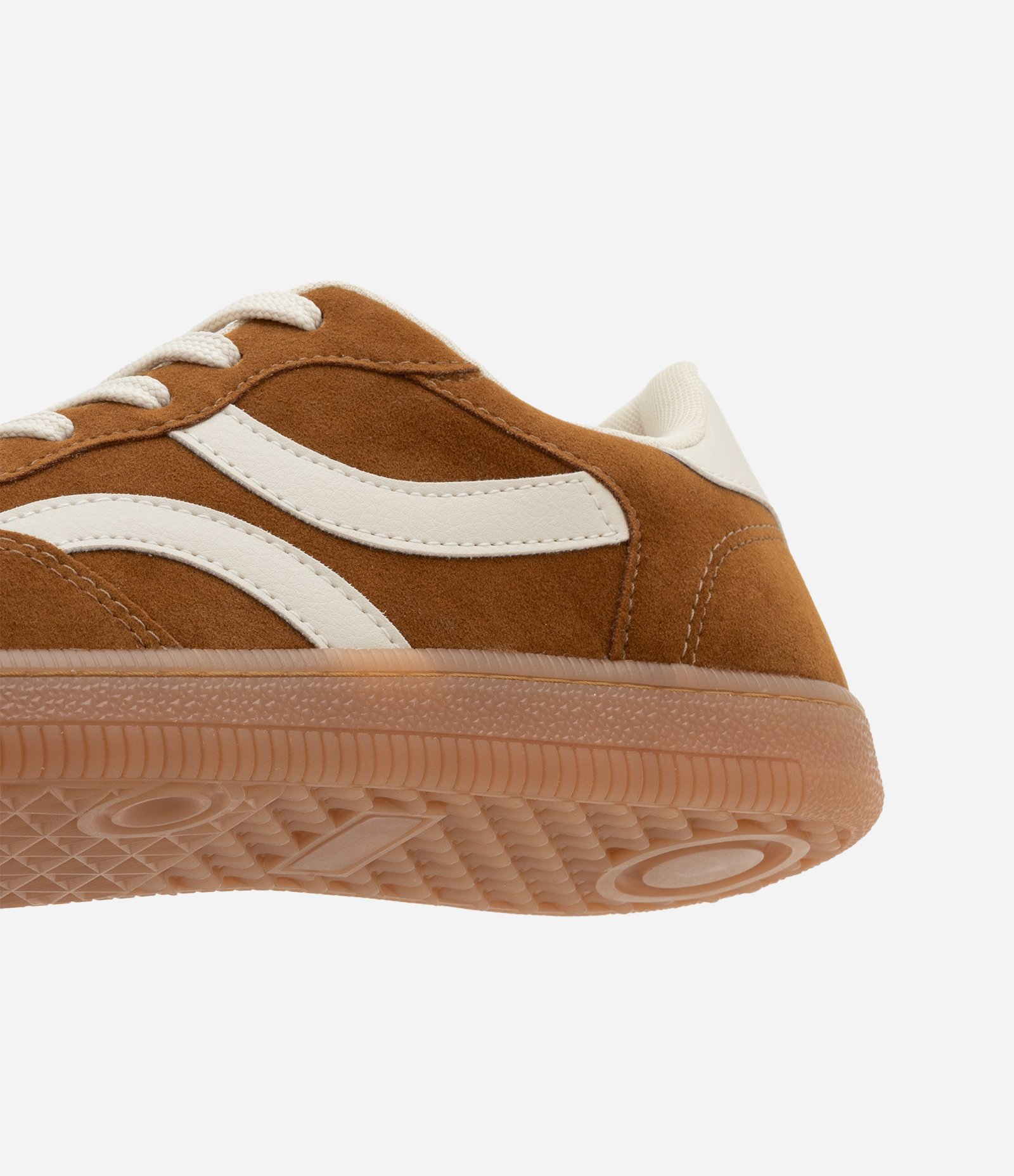 Tênis Chuteira com Efeito Camurça e Recortes Marrom 3