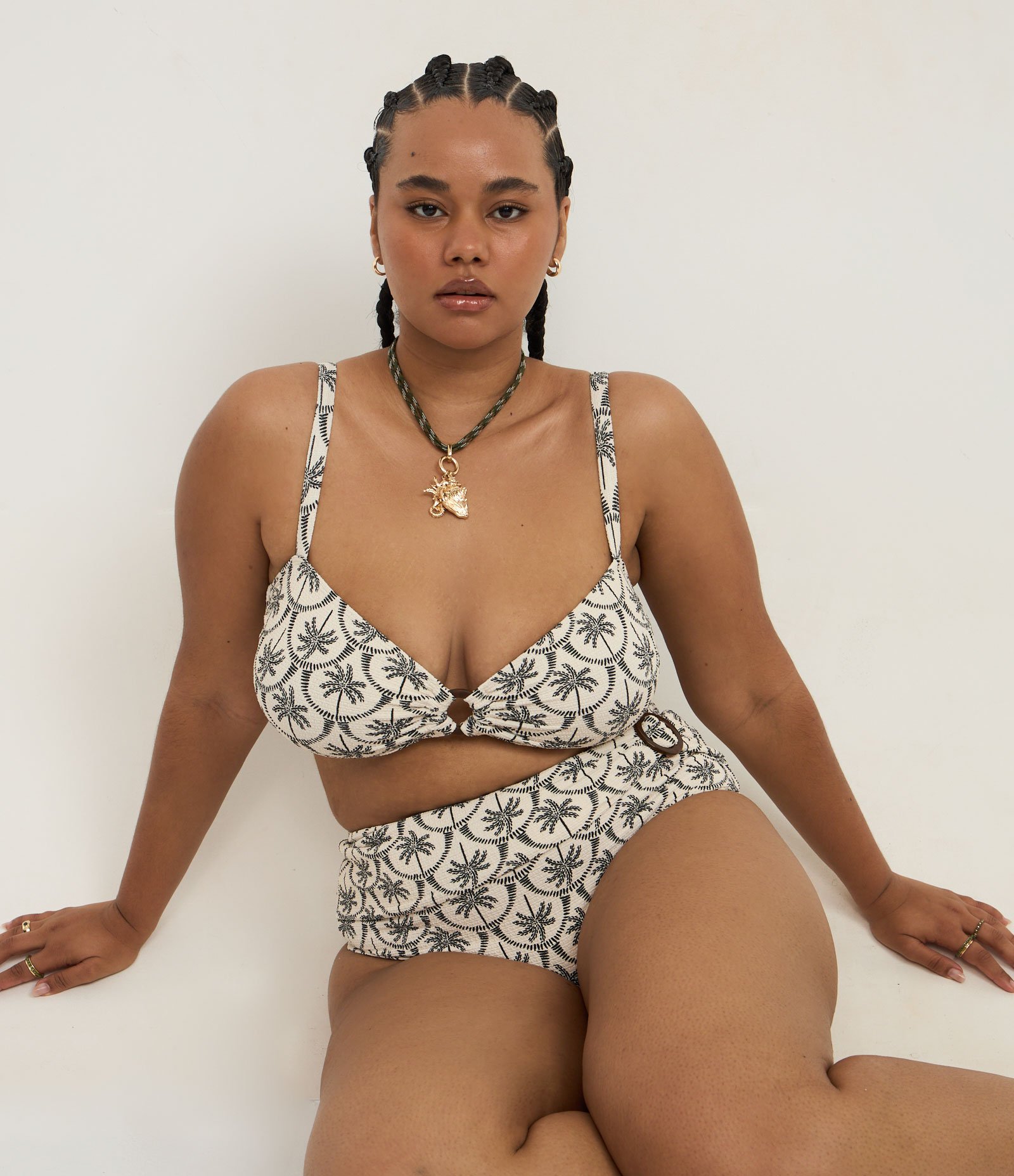 Biquíni Hot Pants com Estampa Coqueiros Curve & Plus Size Off White/Preto 1