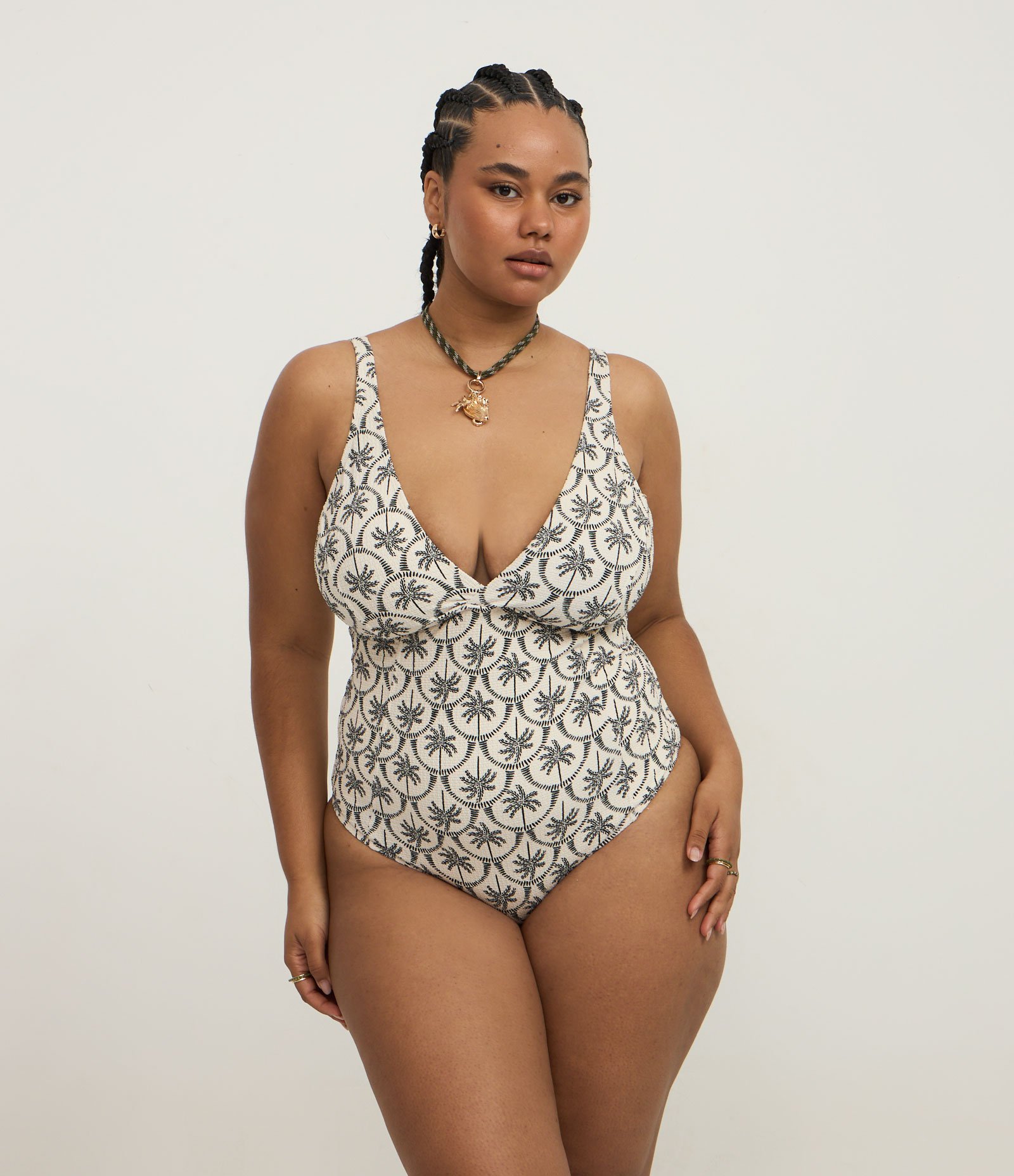 Maiô com Estampa de Coqueiros e Proteção UV 50+ Curve & Plus Size Off White/ Preto 2