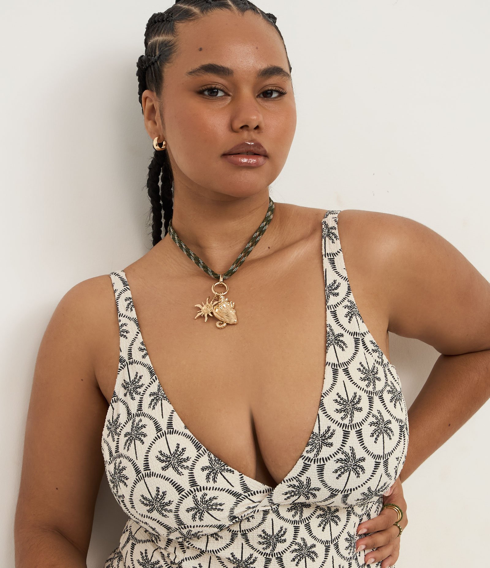 Maiô com Estampa de Coqueiros e Proteção UV 50+ Curve & Plus Size Off White/ Preto 3