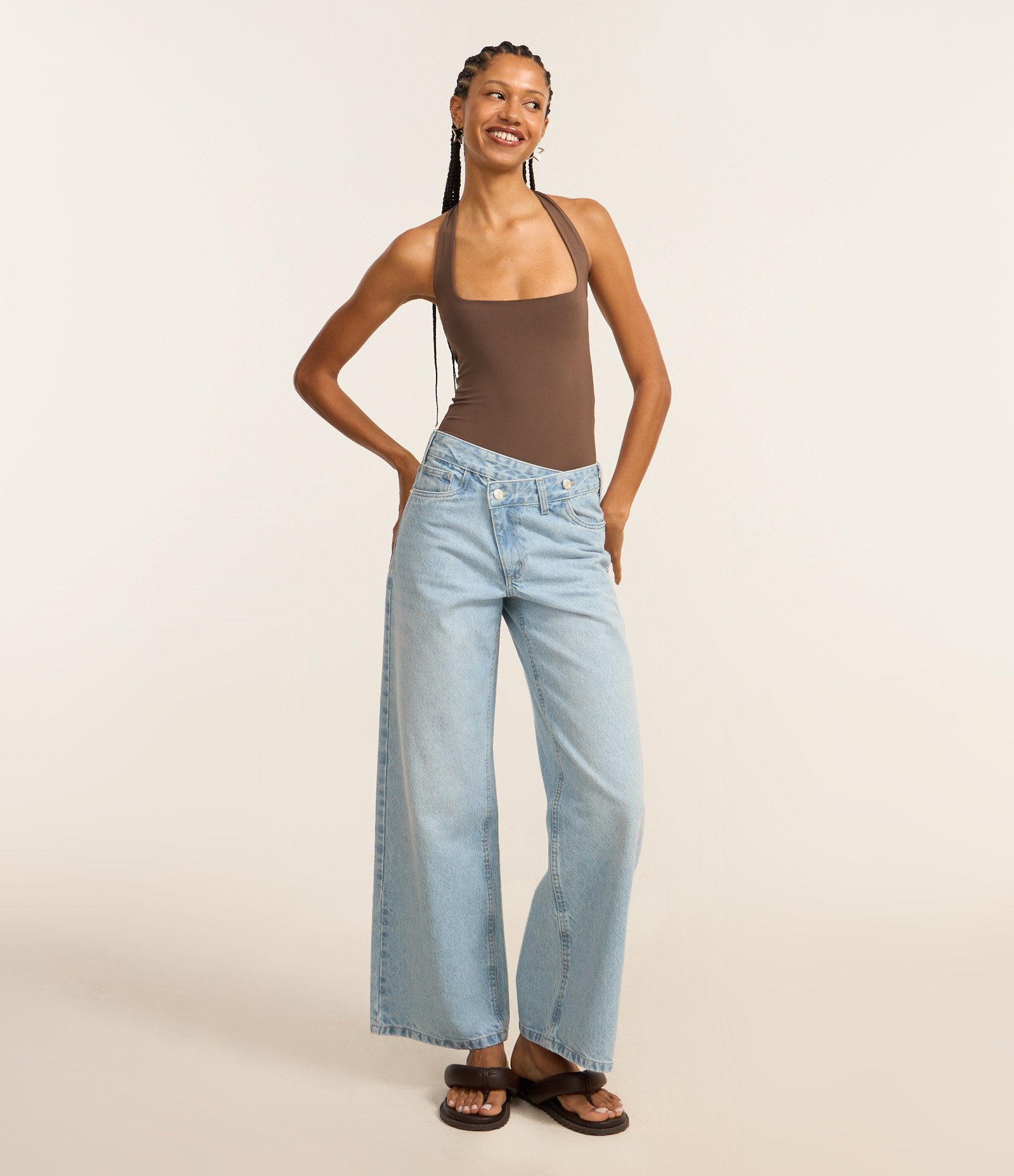 Calça Loose Cintura Baixa em Jeans com Cós Transpassado Claro 1