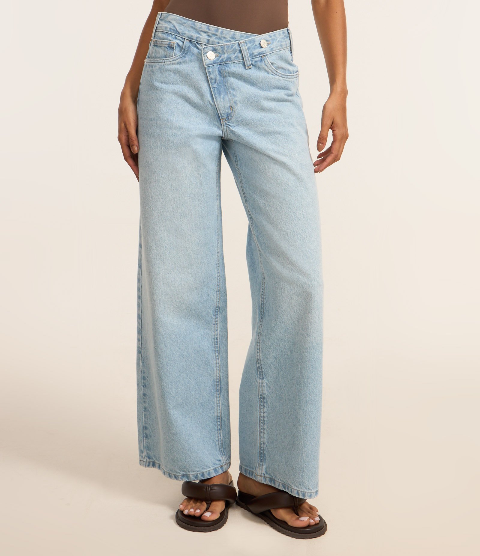 Calça Loose Cintura Baixa em Jeans com Cós Transpassado Claro 3