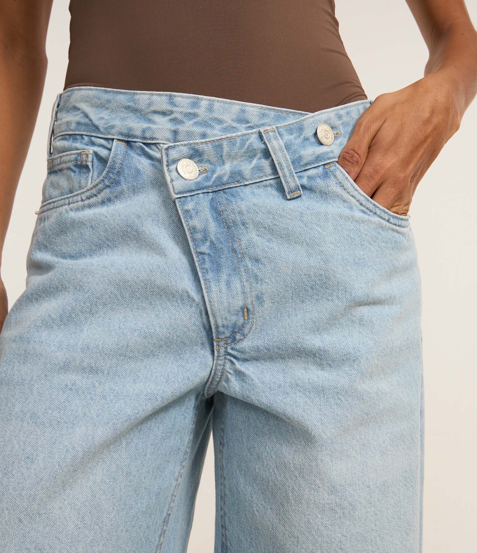 Calça Loose Cintura Baixa em Jeans com Cós Transpassado Claro 4