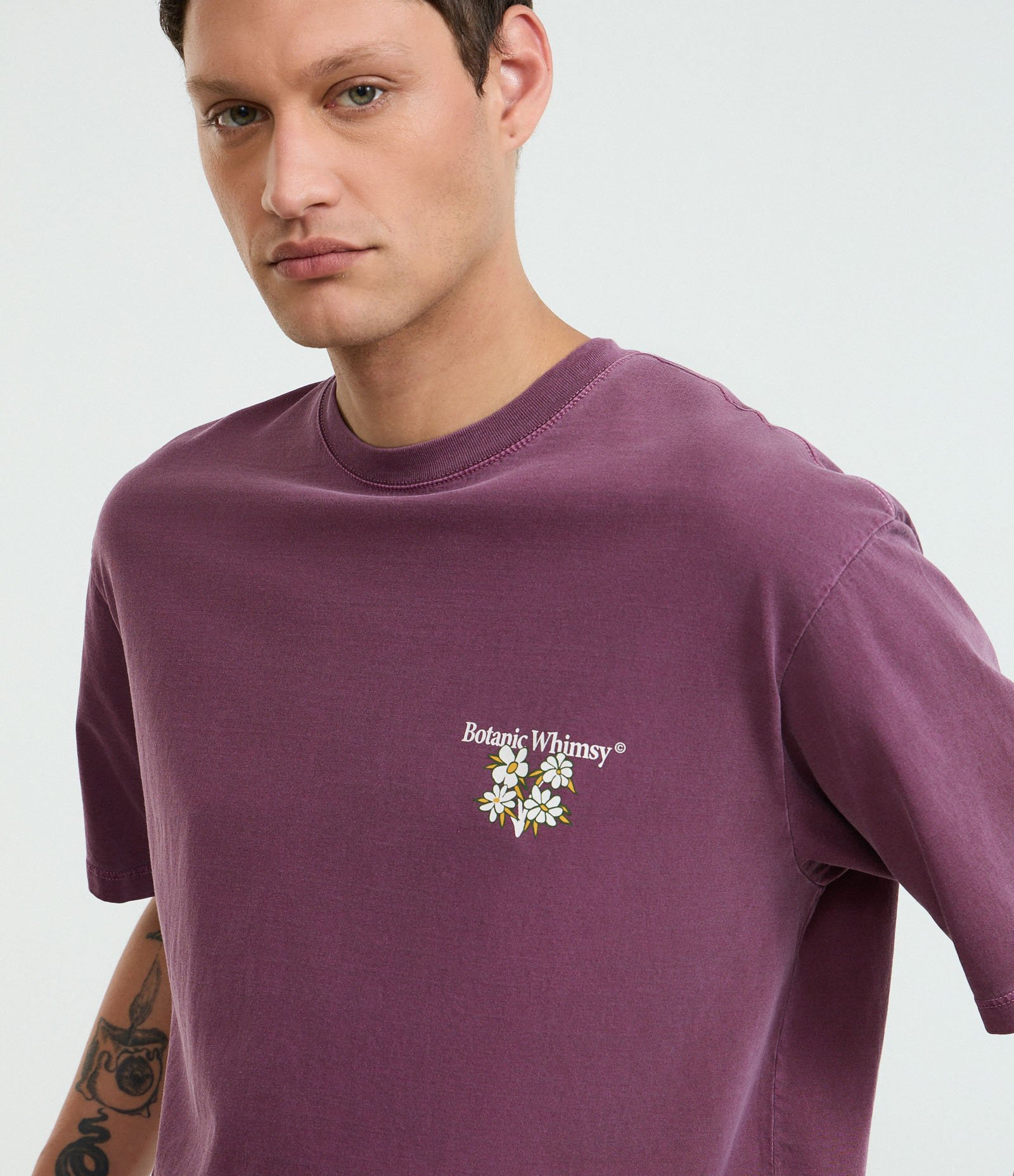 Camiseta Boxy em Algodão Estonado com Estampa Frente e Costas de Flores Roxo 4