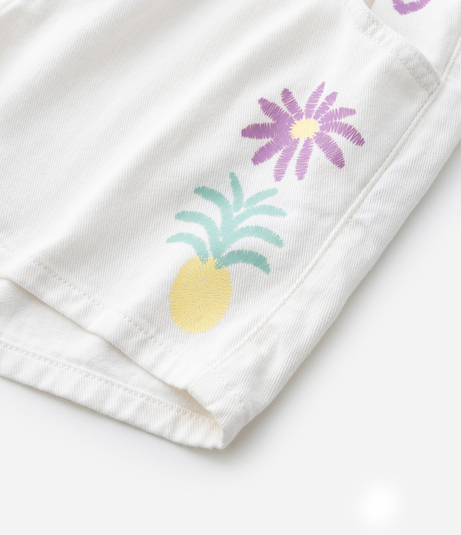 Short Infantil Clochard em Sarja com Estampa Tropical Bordada - Tam 5 a 14 Anos Branco 4