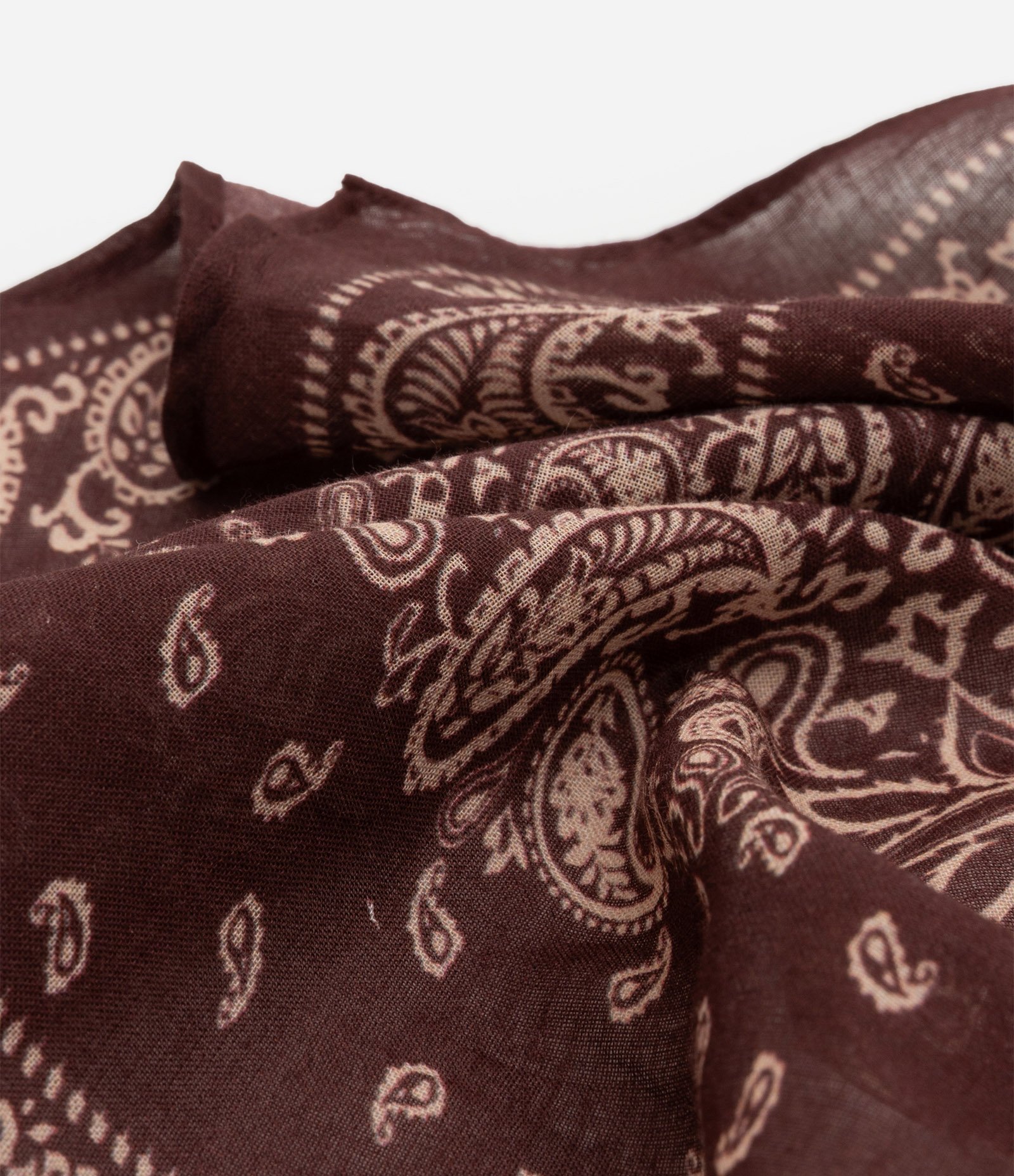 Lenço Triangular em Algodão com Estampa Paisley Marrom 2