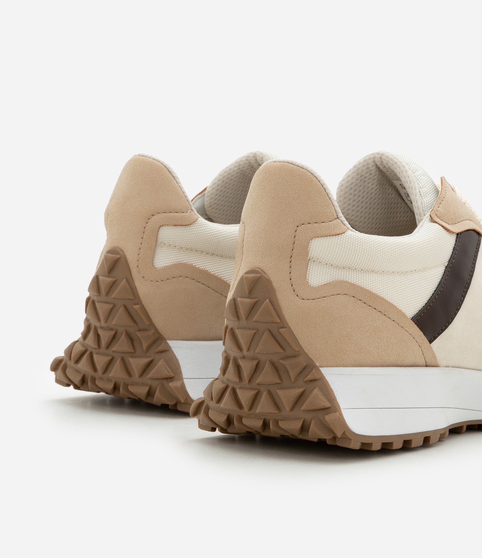 Tênis Jogging em PU com Recortes Contrastantes Marrom 4