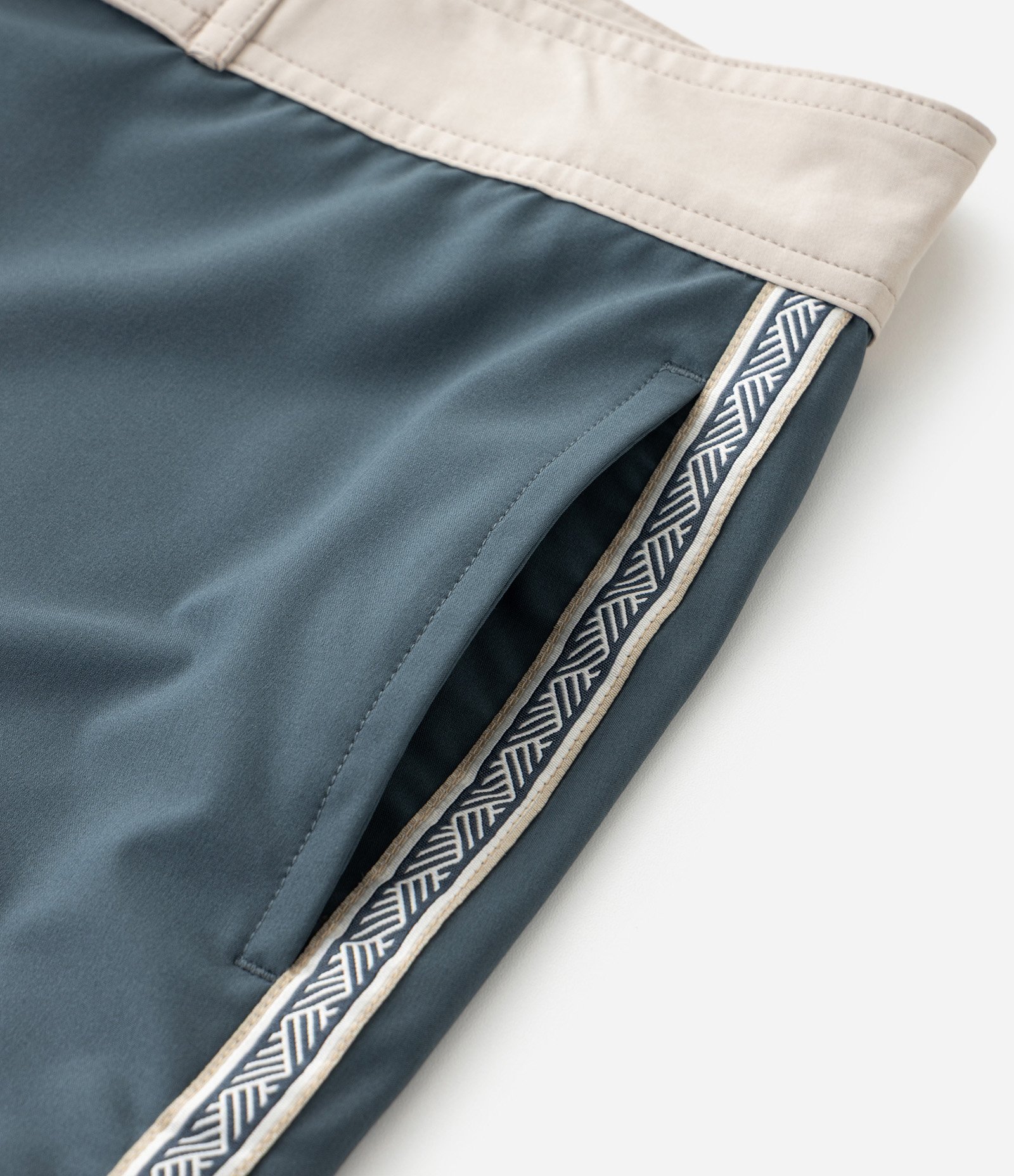 Bermuda de Banho Lisa com Fita nas Laterais e Patch Localizado Azul 8