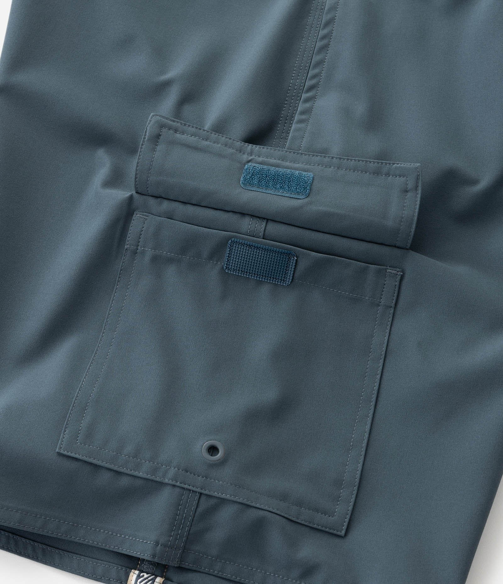 Bermuda de Banho Lisa com Fita nas Laterais e Patch Localizado Azul 10