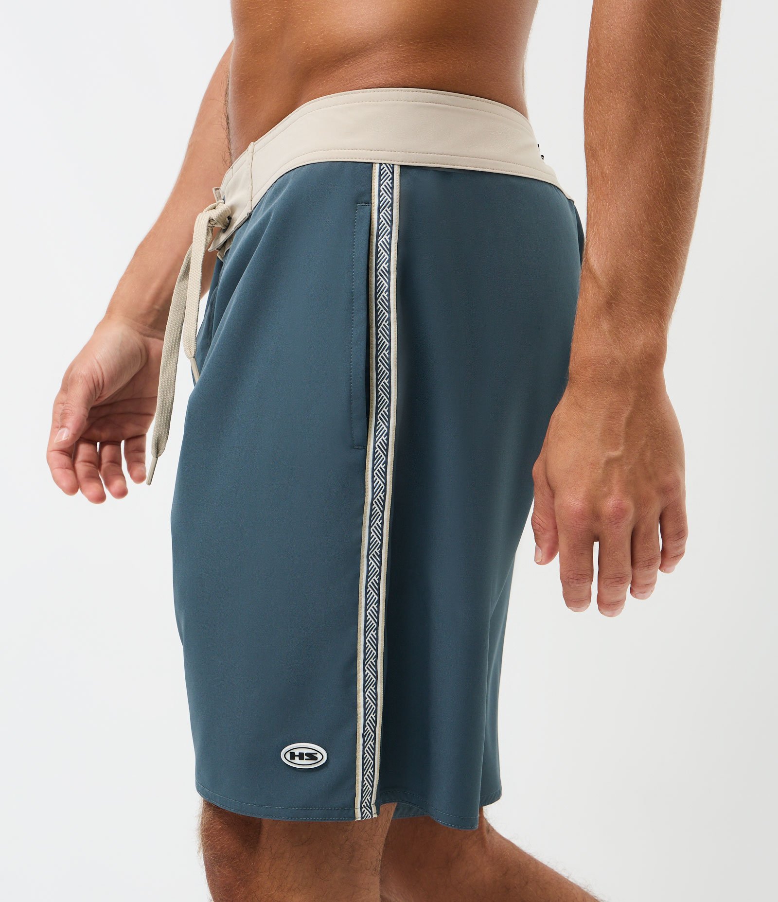 Bermuda de Banho Lisa com Fita nas Laterais e Patch Localizado Azul 3