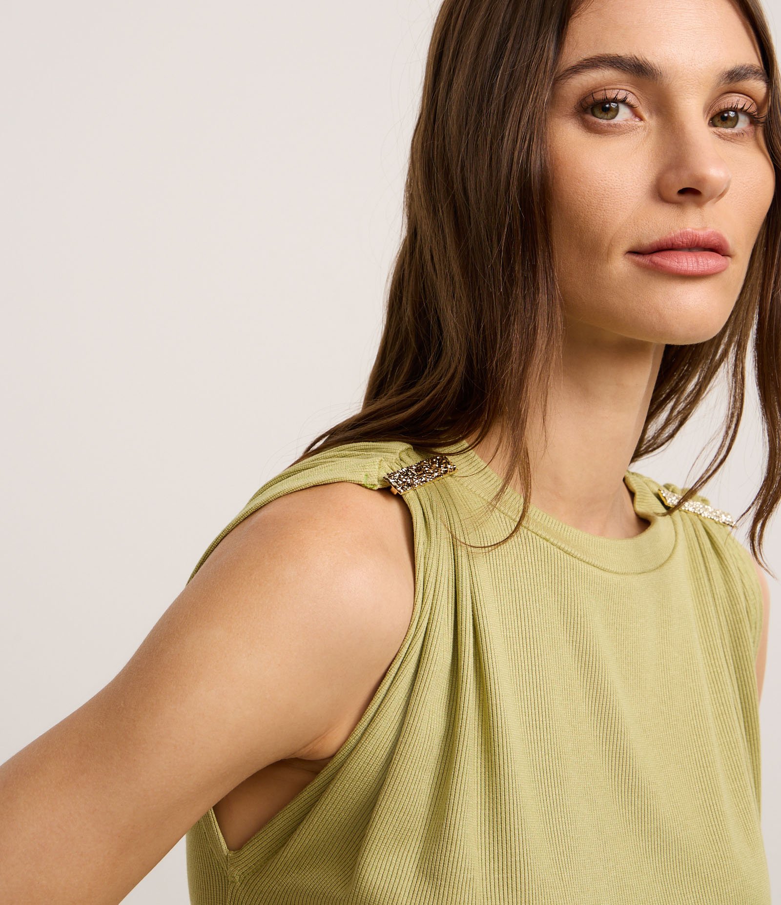 Blusa Canelada em Ribana com Detalhe Metalizado no Ombro Verde Outono 3