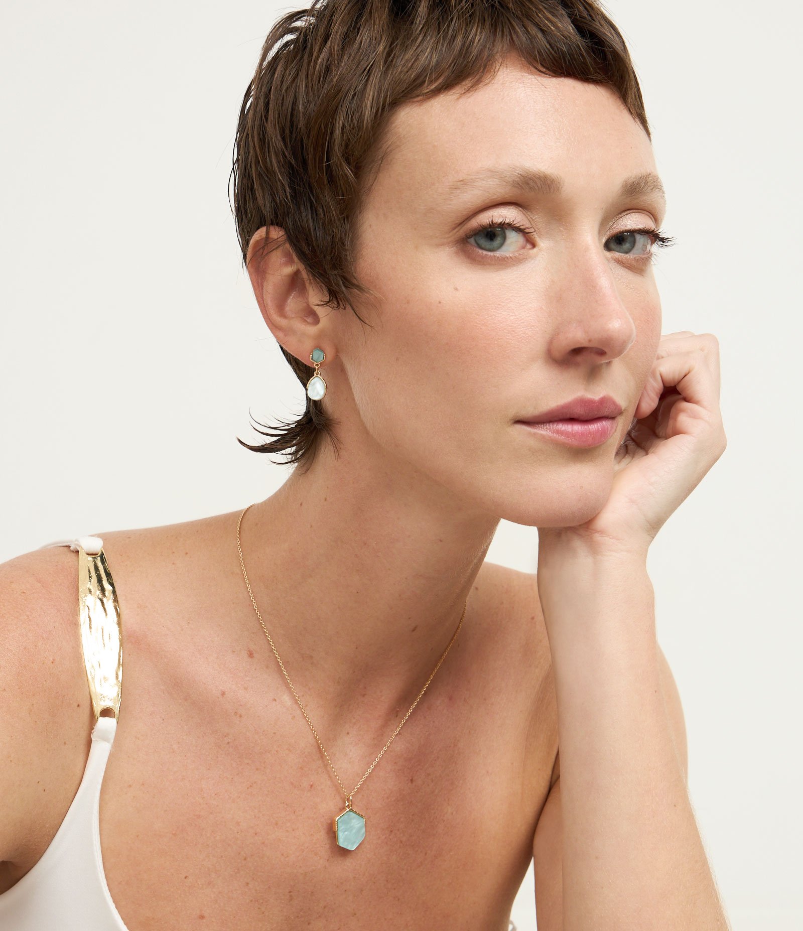 Conjunto de Colar com Pingente Geométrico e Brincos Pequenos Dourado 1