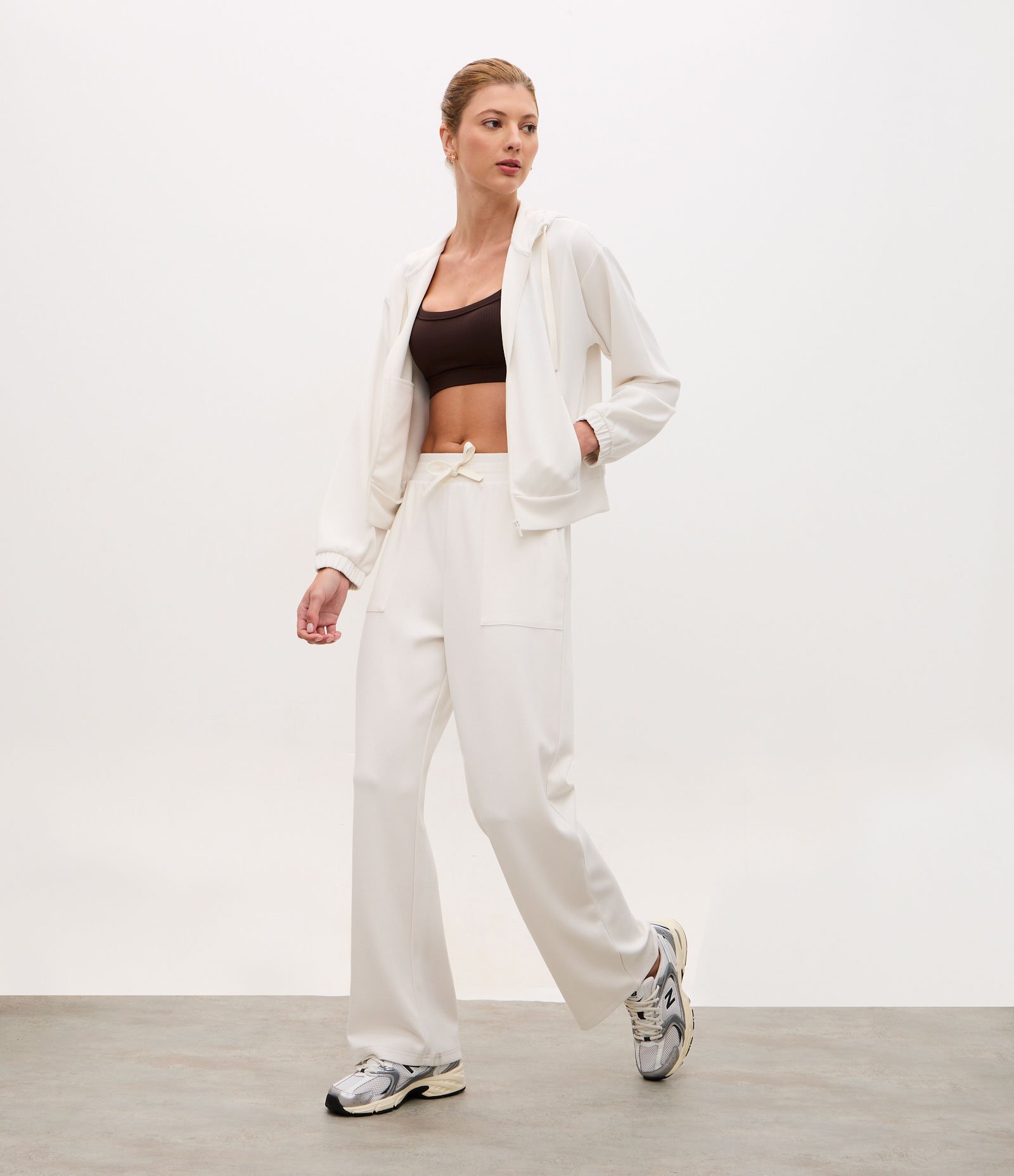 Calça Reta Esportiva em Modal com Bolsos Off White 1