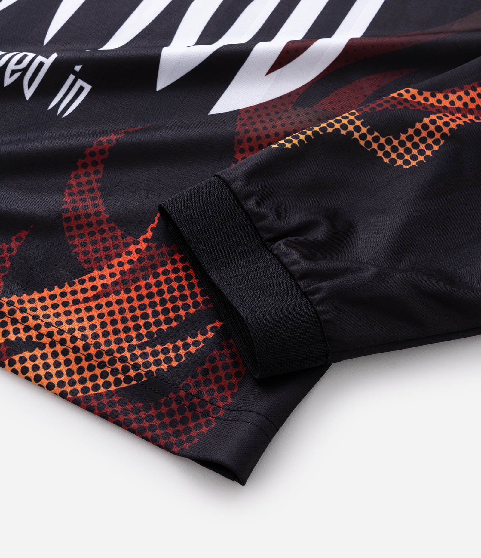Camiseta Boxy Manga Longa Estampa Chamas e Lettering Sinner Preto 10