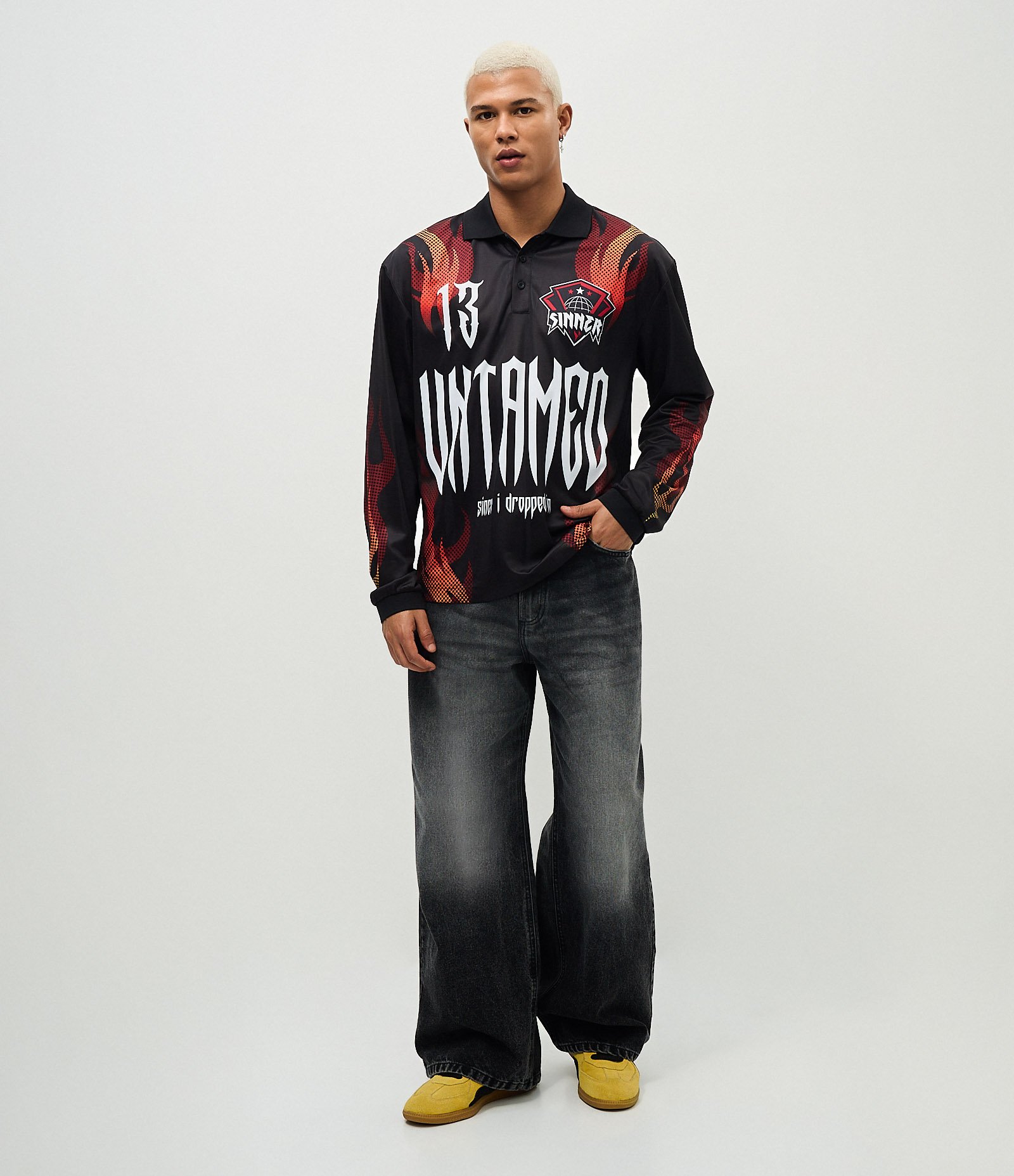 Camiseta Boxy Manga Longa Estampa Chamas e Lettering Sinner Preto 2