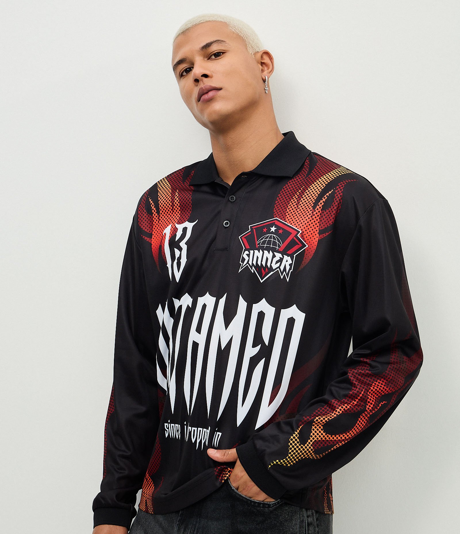 Camiseta Boxy Manga Longa Estampa Chamas e Lettering Sinner Preto 4