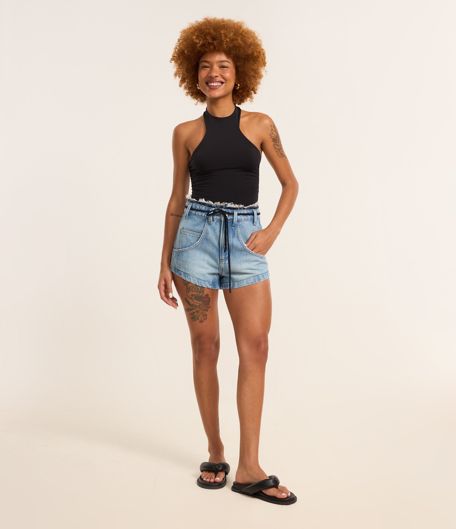 Short Cintura Alta Jeans com Cós Desfeito e Cinto Cadarço Médio 1