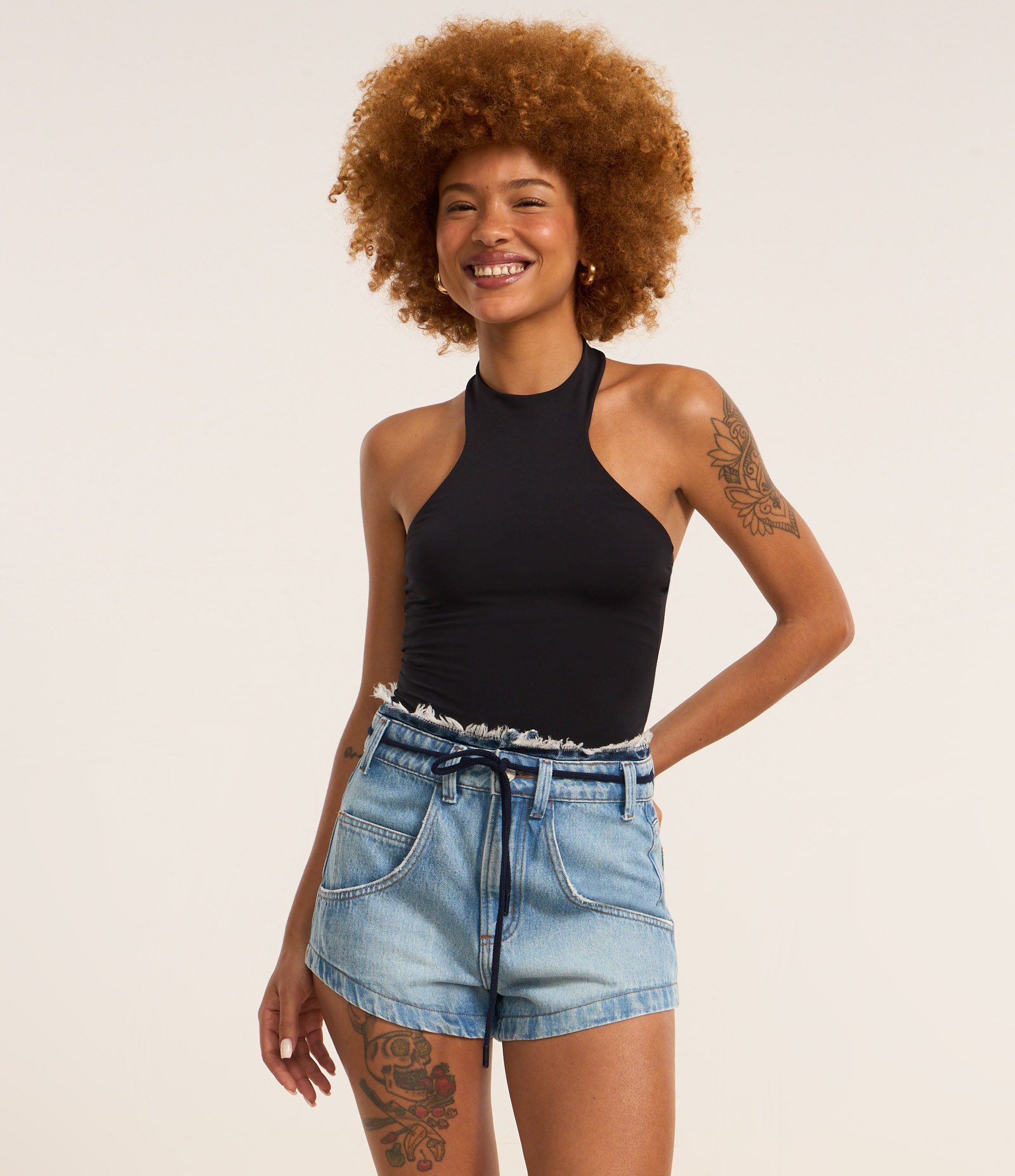 Short Cintura Alta Jeans com Cós Desfeito e Cinto Cadarço Médio 2