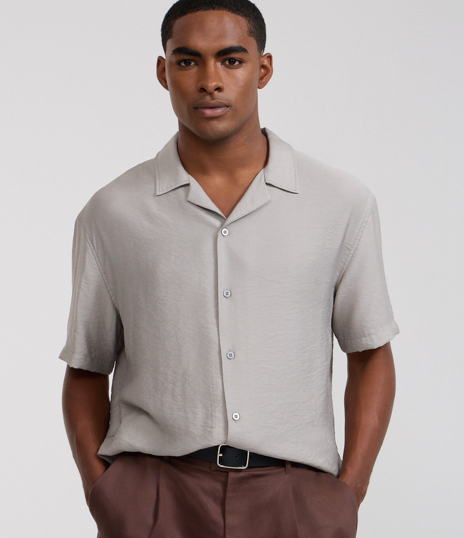 Camisa Boxy em Viscose Texturizado e Gola Bowling Cinza 1