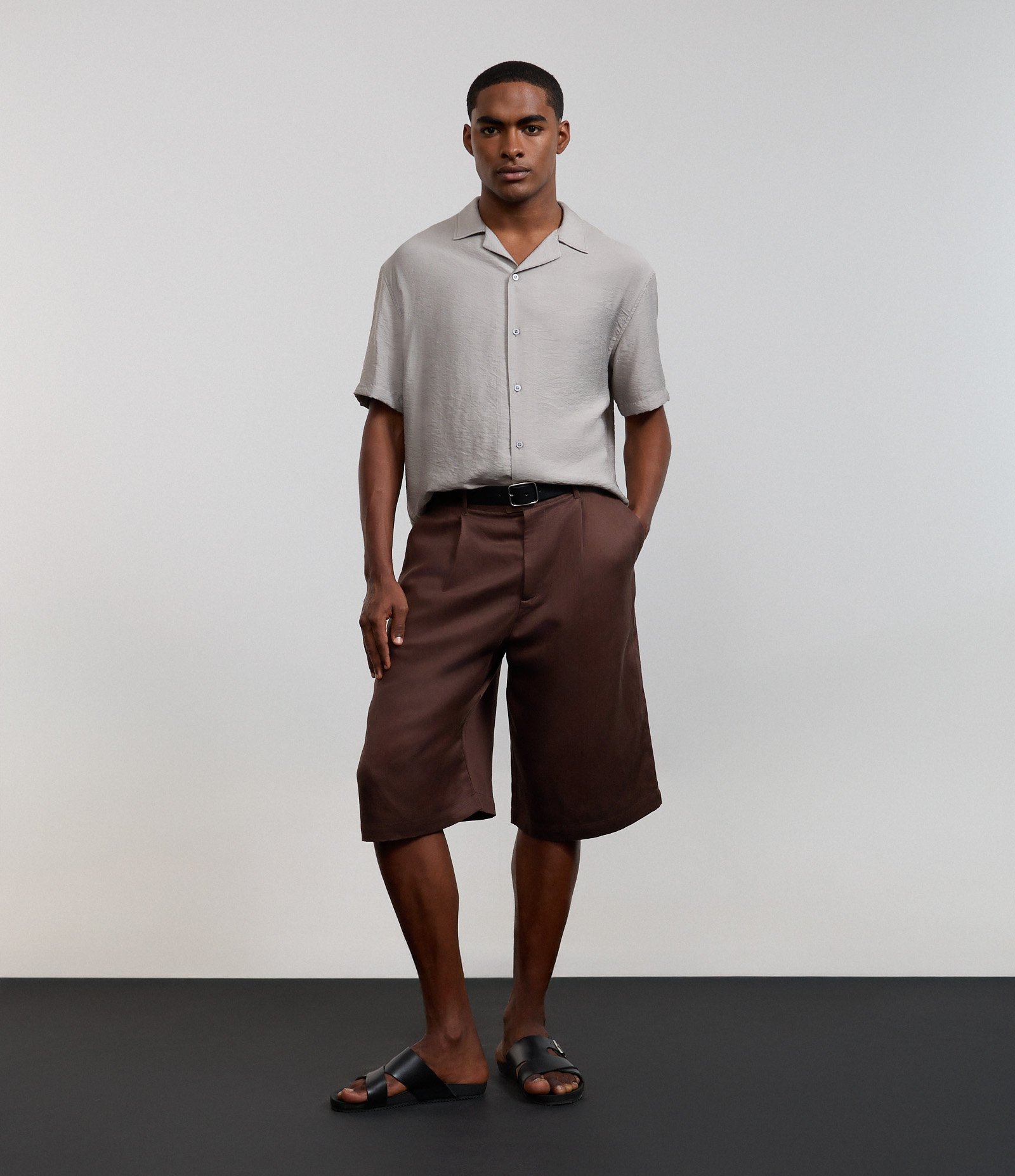 Camisa Boxy em Viscose Texturizado e Gola Bowling Cinza 2