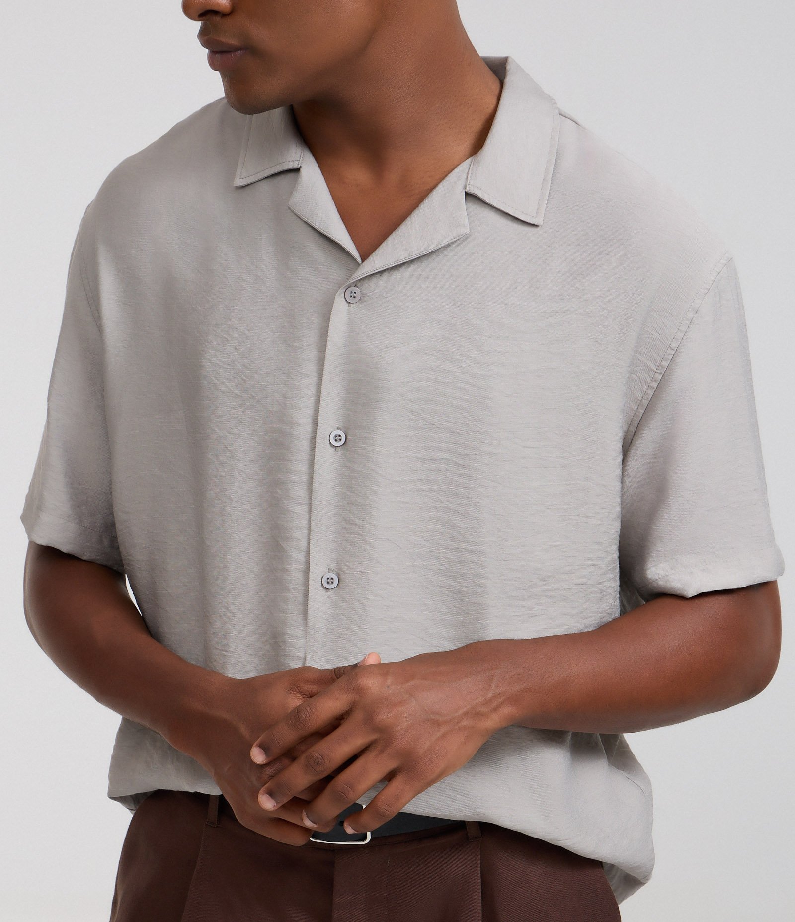 Camisa Boxy em Viscose Texturizado e Gola Bowling Cinza 3