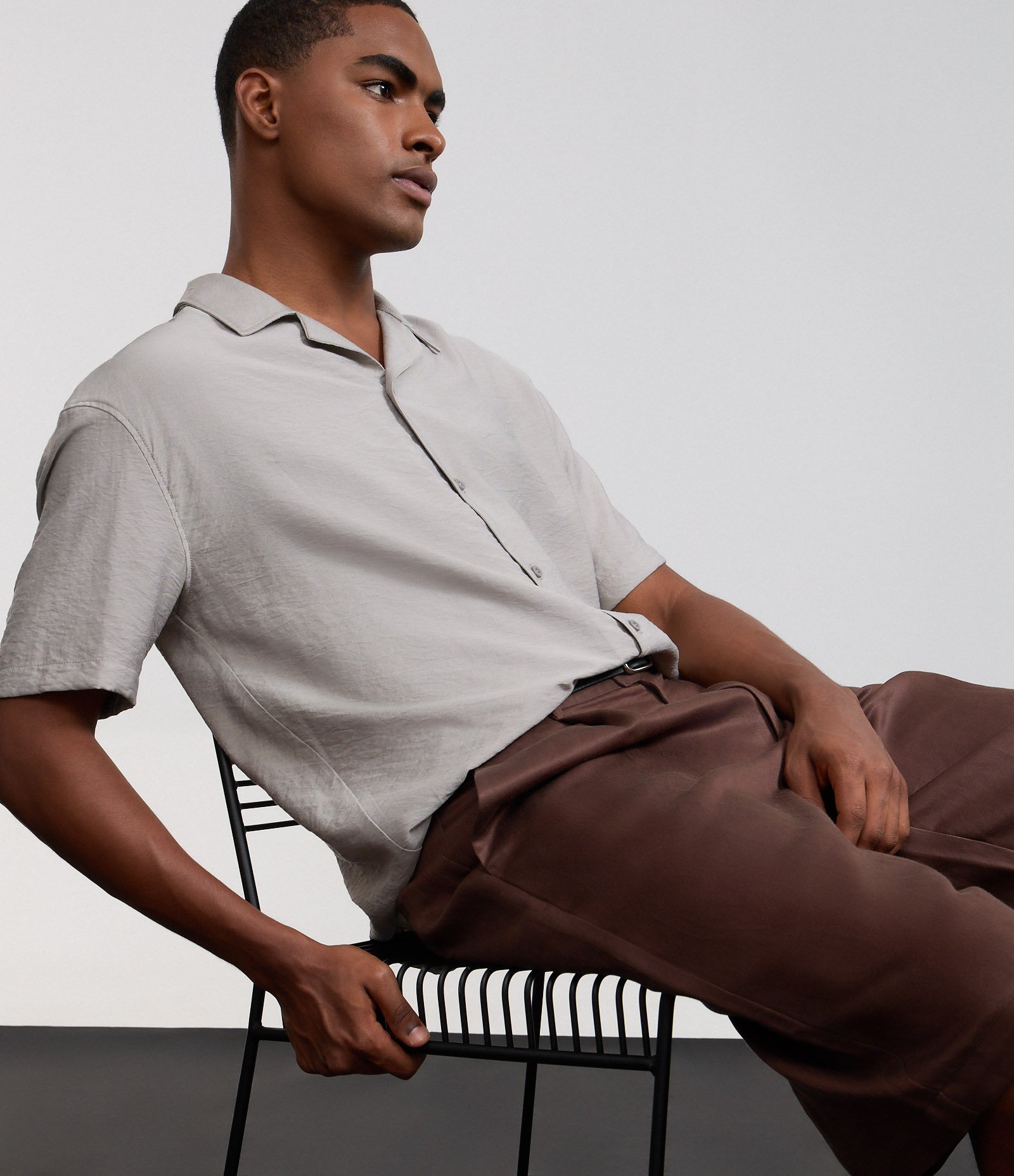 Camisa Boxy em Viscose Texturizado e Gola Bowling Cinza 4