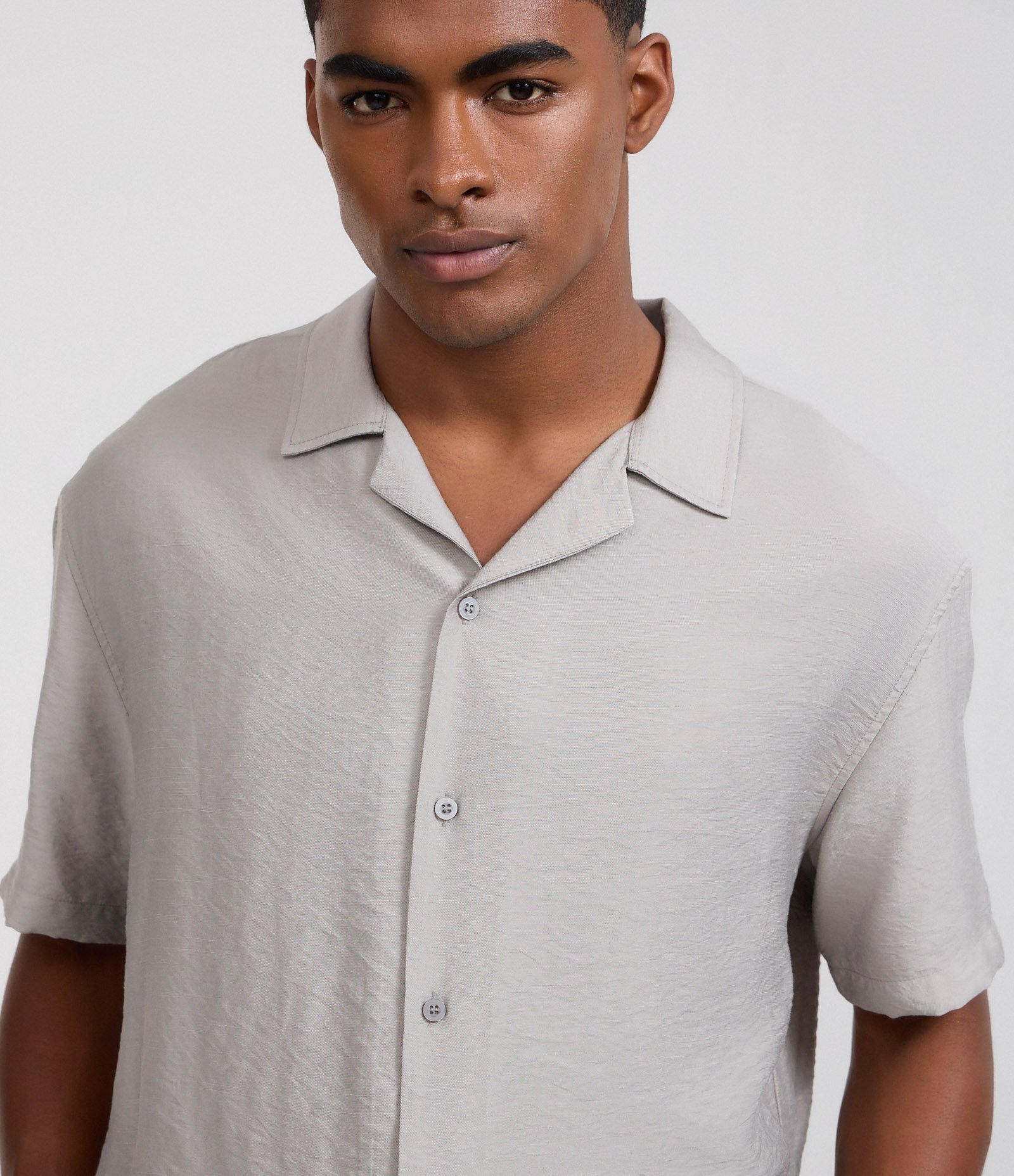 Camisa Boxy em Viscose Texturizado e Gola Bowling Cinza 6