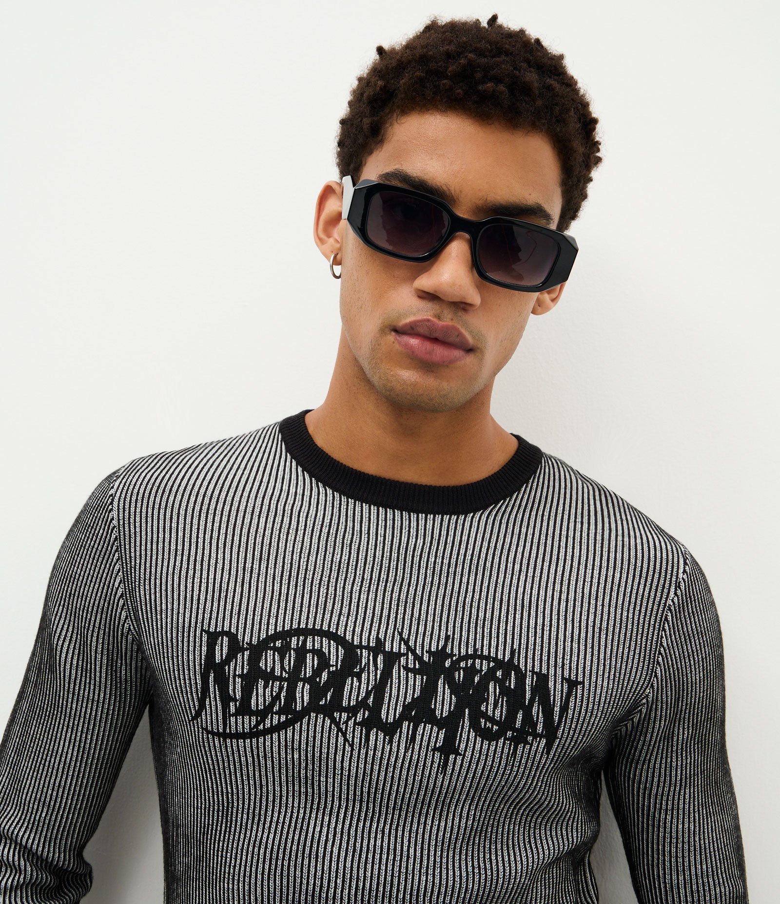 Suéter em Tricô Listrado com Lettering Rebellion Preto 3