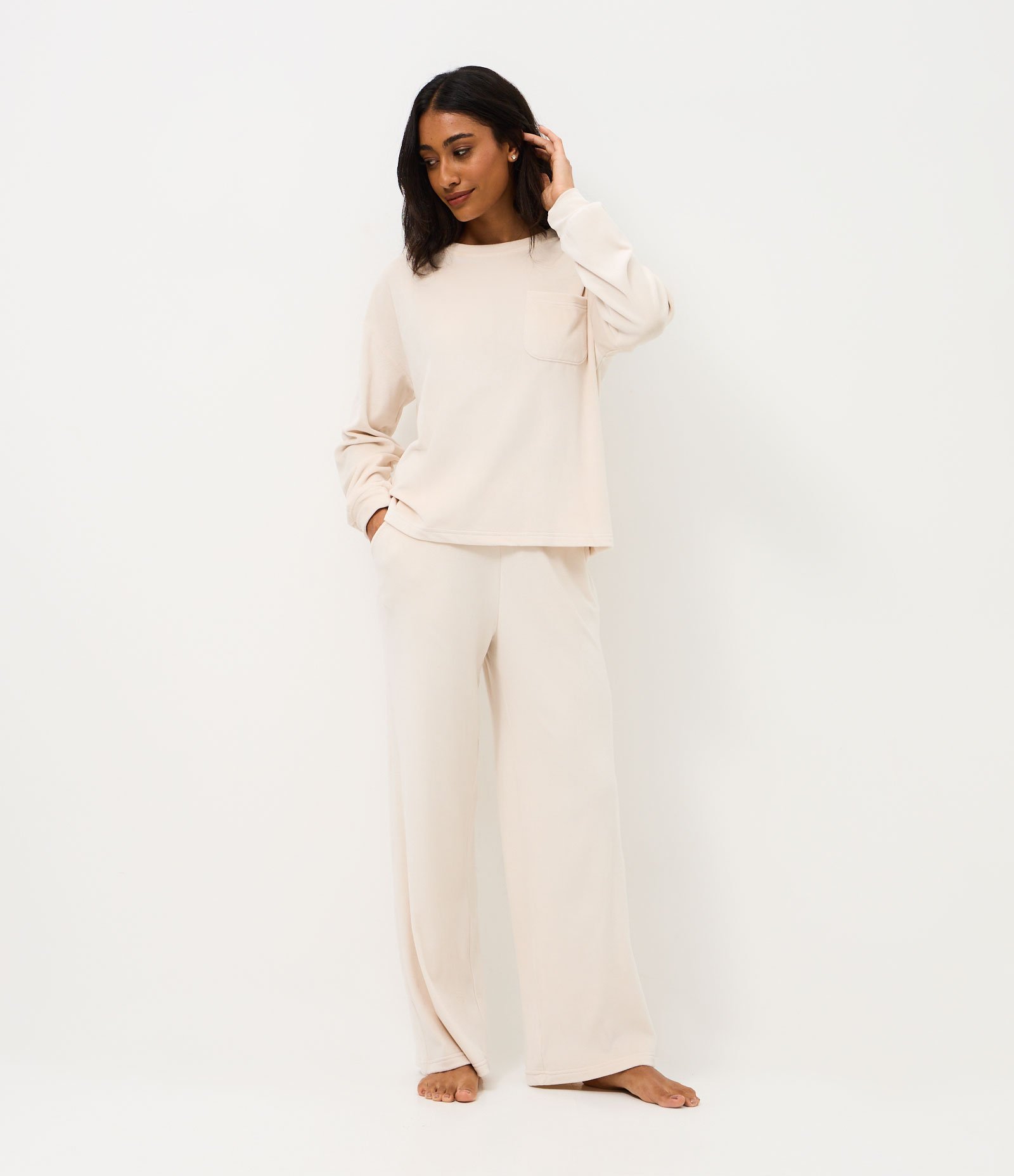 Pijama Longo em Plush com Bolsinho Bege 1