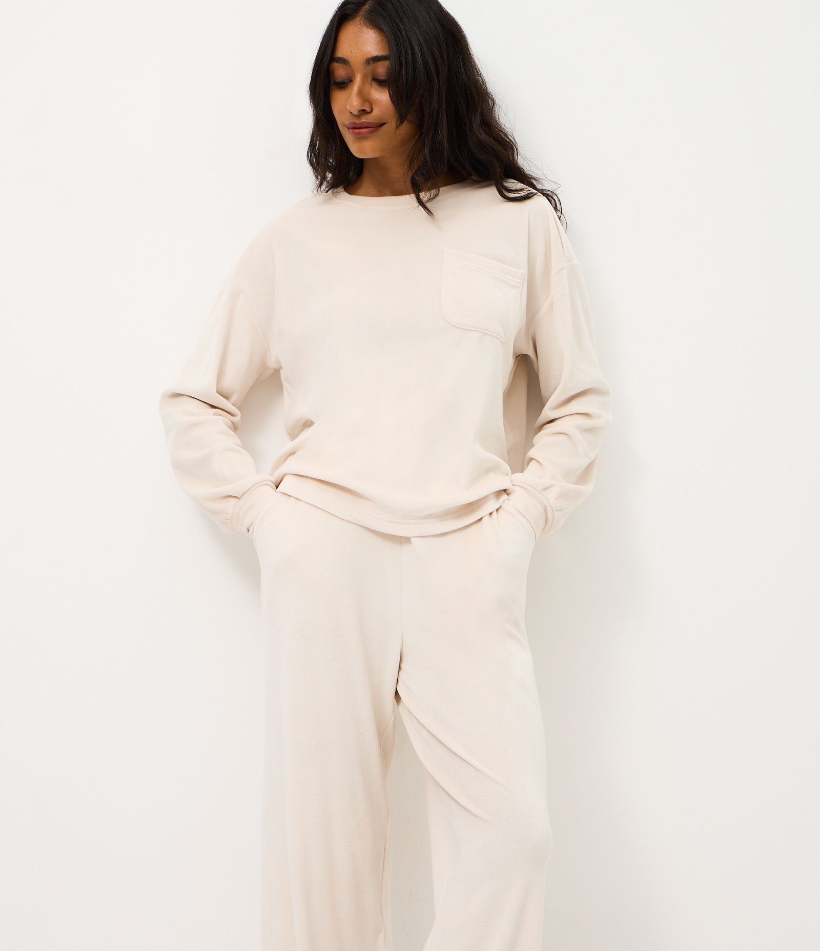 Pijama Longo em Plush com Bolsinho Bege 2