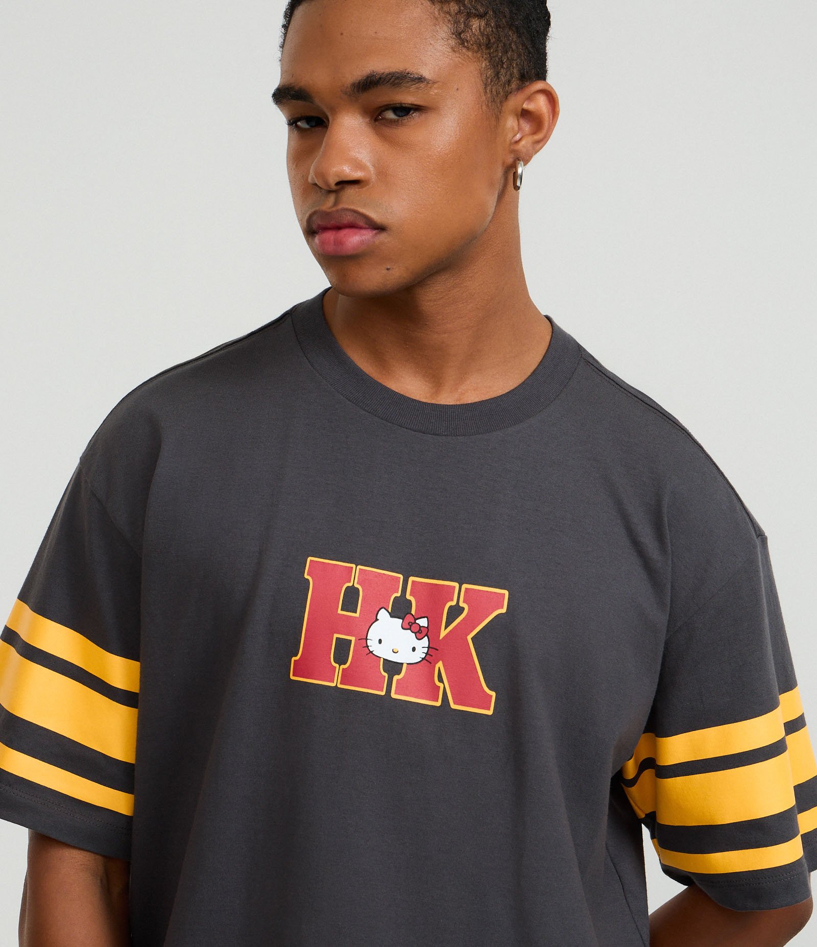 Camiseta Boxy em Algodão com Estampa Hello Kitty Basquete Cinza 4