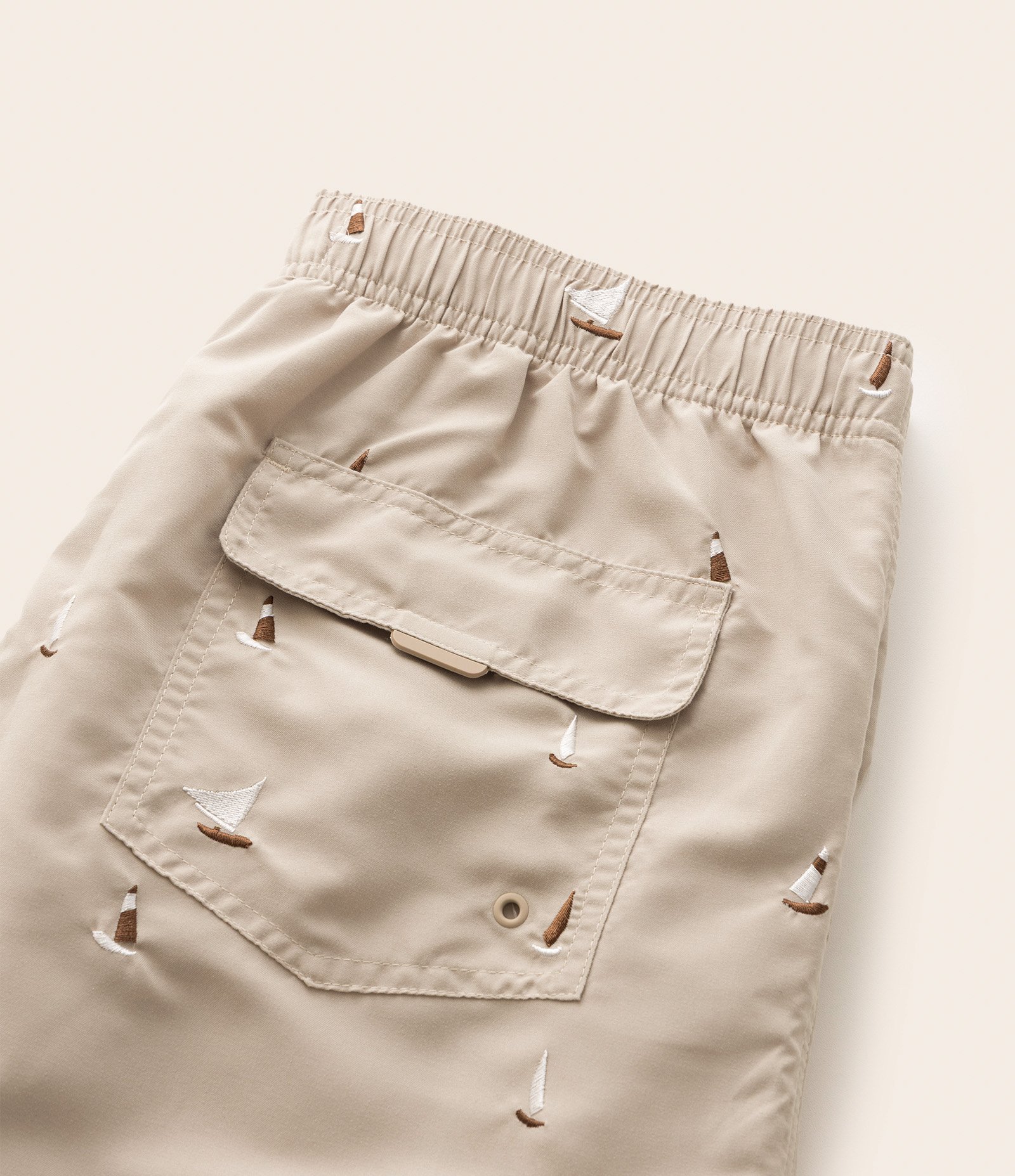 Bermuda em Microfibra com Estampa Bordada de Barquinhos Bege 7