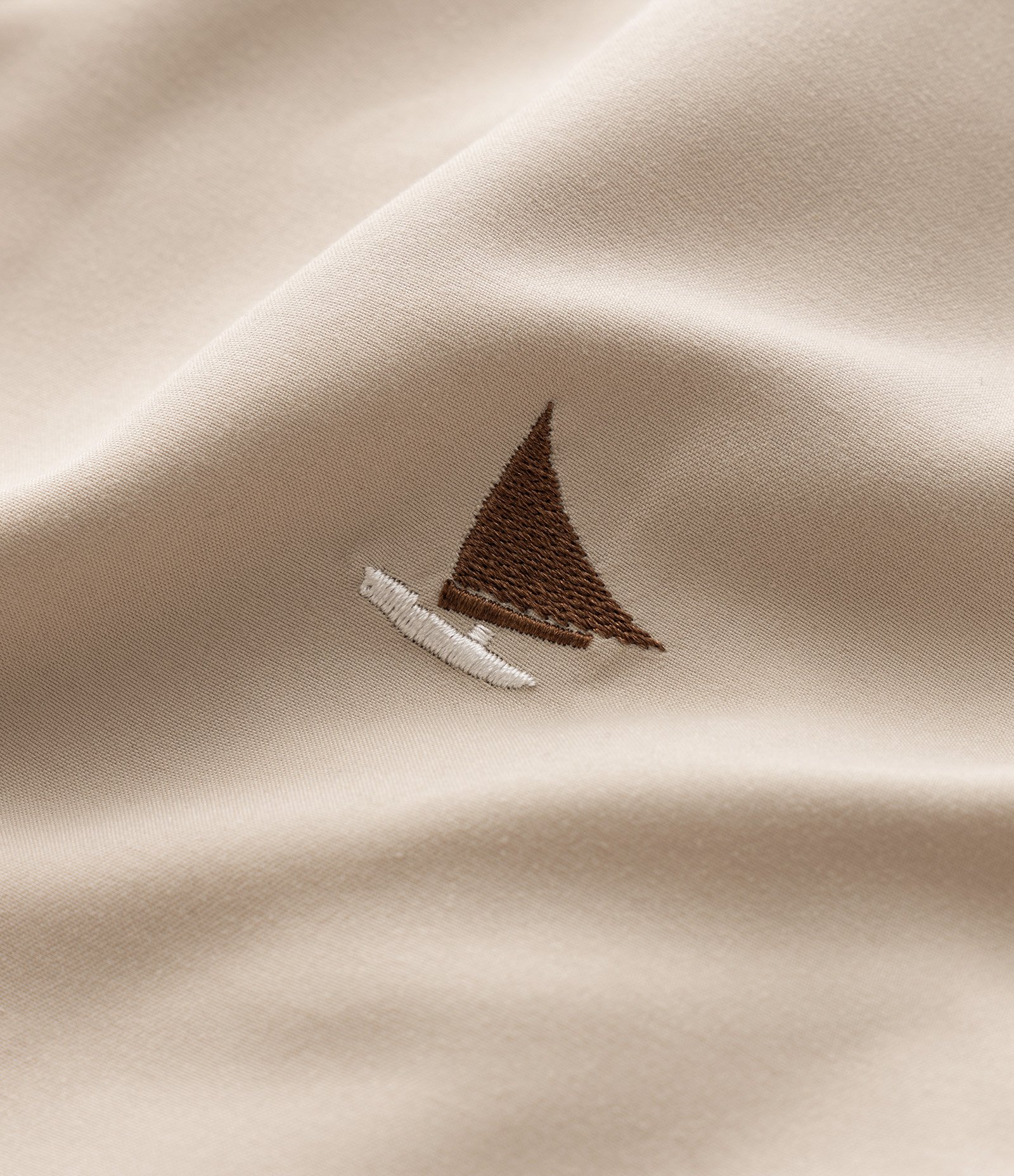 Bermuda em Microfibra com Estampa Bordada de Barquinhos Bege 8