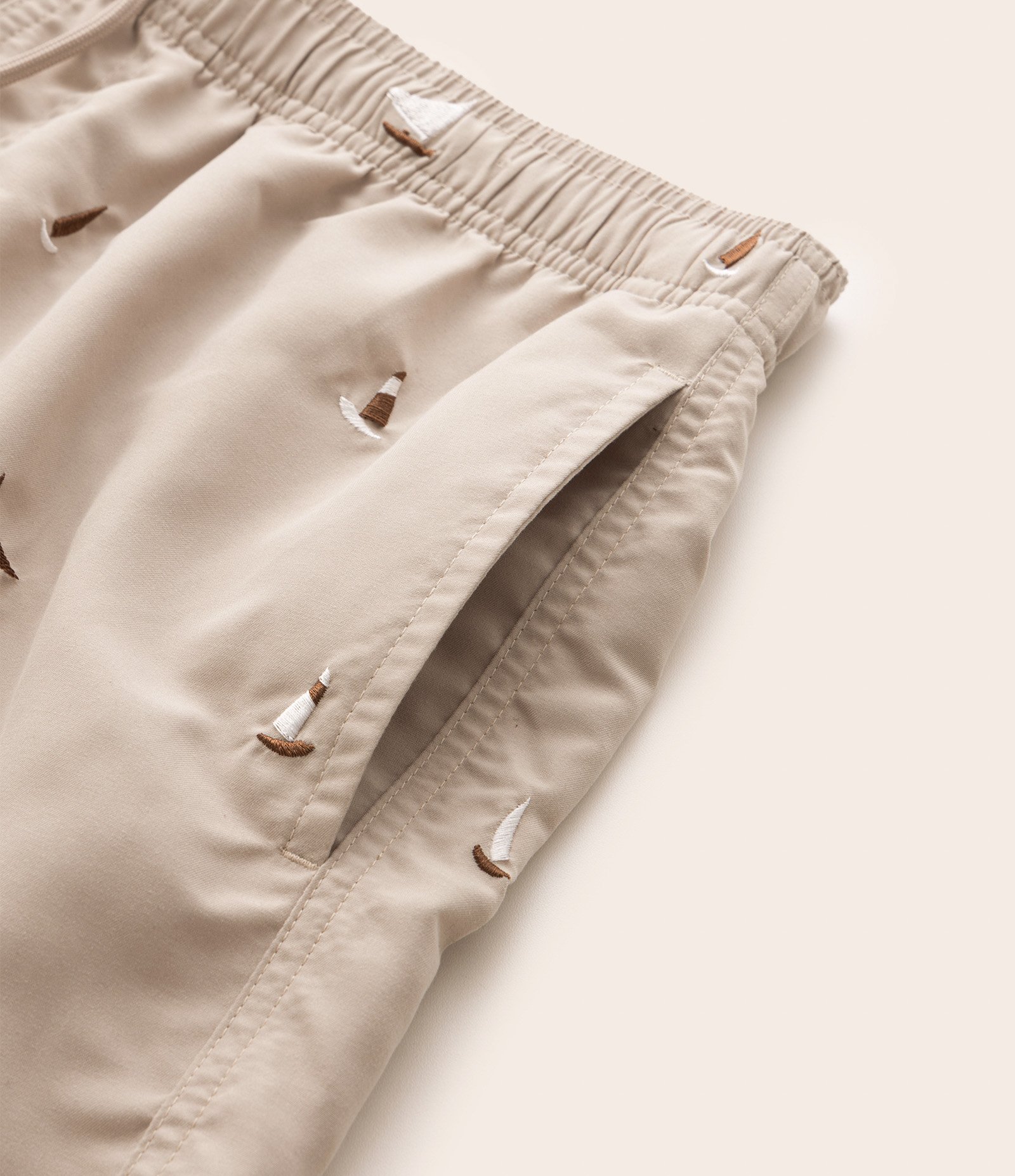 Bermuda em Microfibra com Estampa Bordada de Barquinhos Bege 9