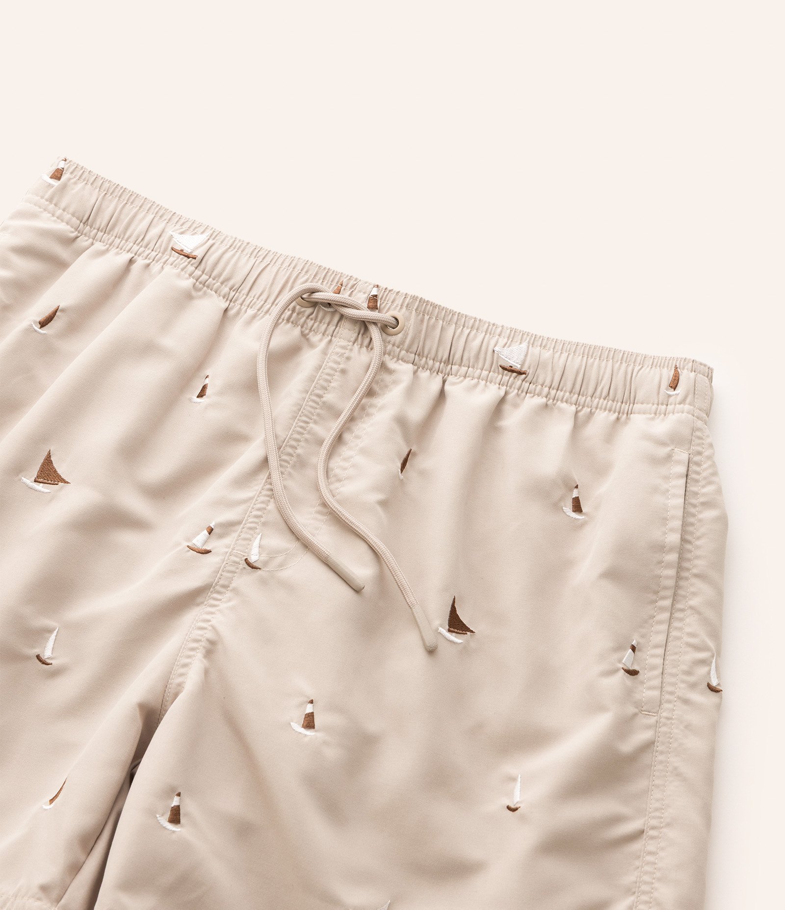 Bermuda em Microfibra com Estampa Bordada de Barquinhos Bege 10