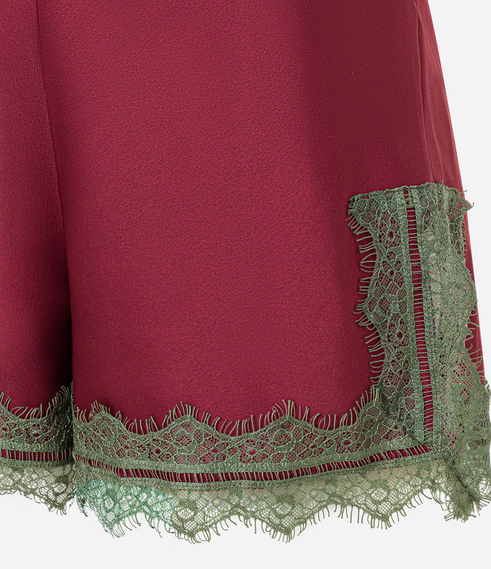 Short Curto Evasê em Cetim Com Renda Contrastante na Barra Vermelho 6