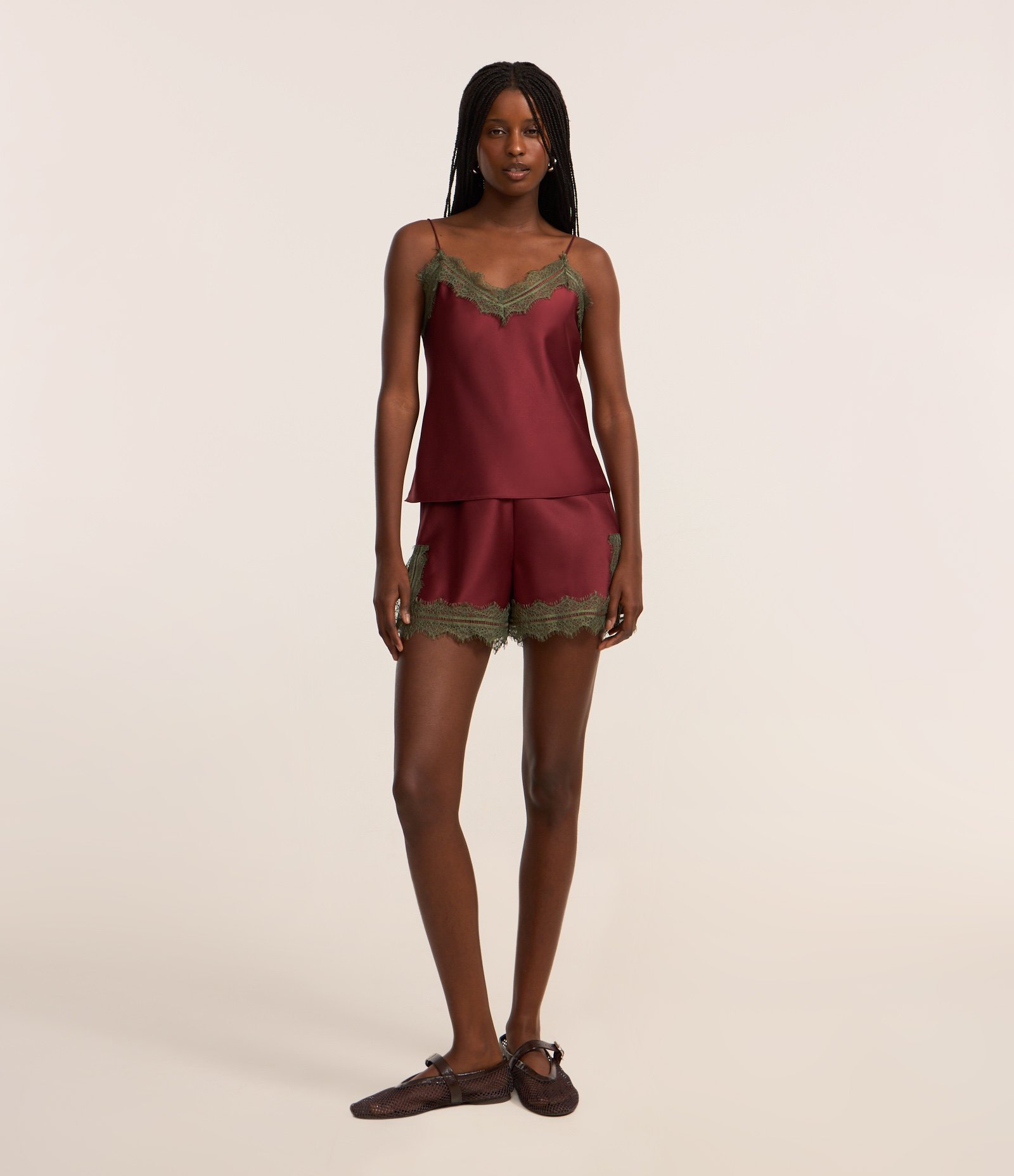 Short Curto Evasê em Cetim Com Renda Contrastante na Barra Vermelho 1